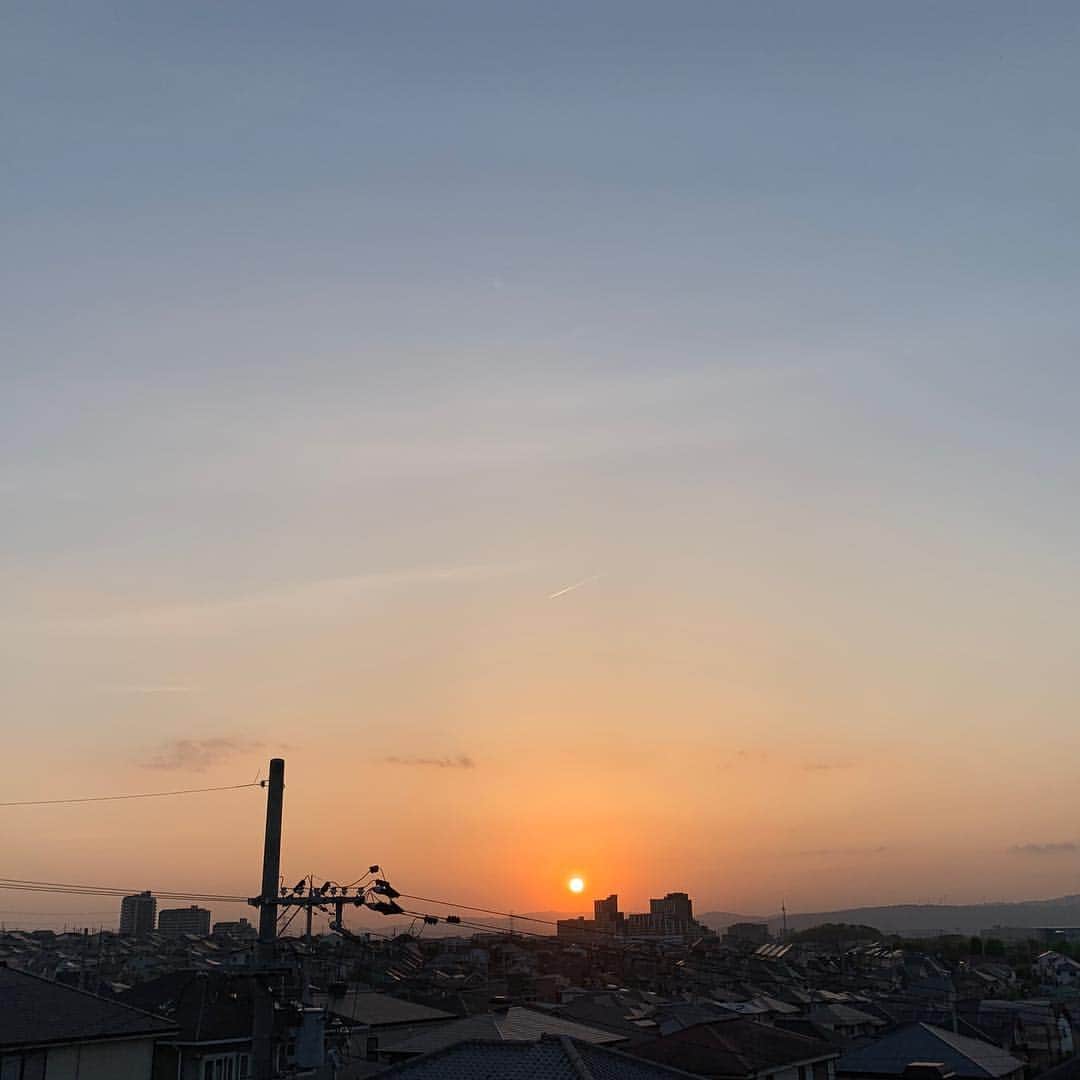 njun tamahkiのインスタグラム：「sunset from the hill  #電柱写真クラブ #silhouette #電線 #電柱 #空 #雲 #sky #cloud #sunlight  #シルエット #シルエット萌部  #ダレカニミセタイソラ #sunset #夕焼け #wwwdc #japan  久しぶりに夕やけを見に丘の上に」
