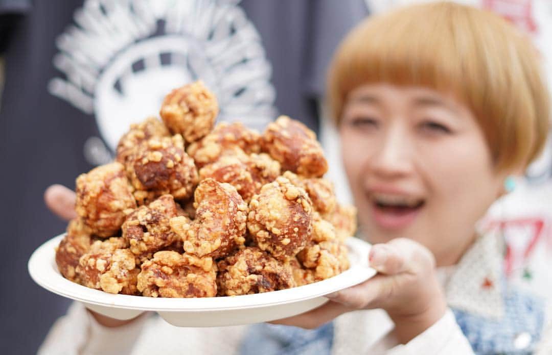 ロシアン佐藤のインスタグラム：「大分県から中津からあげ超大盛り 中津の唐揚げ！ コロンとした形がかわいい！中津の唐揚げ！ しっかり味がしみていて、サクサクジューシーな唐揚げは、 冷めても美味しくいただけます！ デカ盛りはシェアにピッタリ！大人数でお越しの際はこちらのからあげとともにビールをごくごくいってほしいです〜〜〜！ こちらは大食いラリー ２ポイント！  #よみうりランド  #ロシアン佐藤 #食フェス #おなかがすいたらモンスター  #全国ご当地肉グルメ祭」