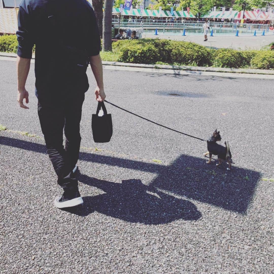 のインスタグラム：「人の家の犬を散歩。  さてさて！ いざ大阪へ！✨ 行ってきます💪」