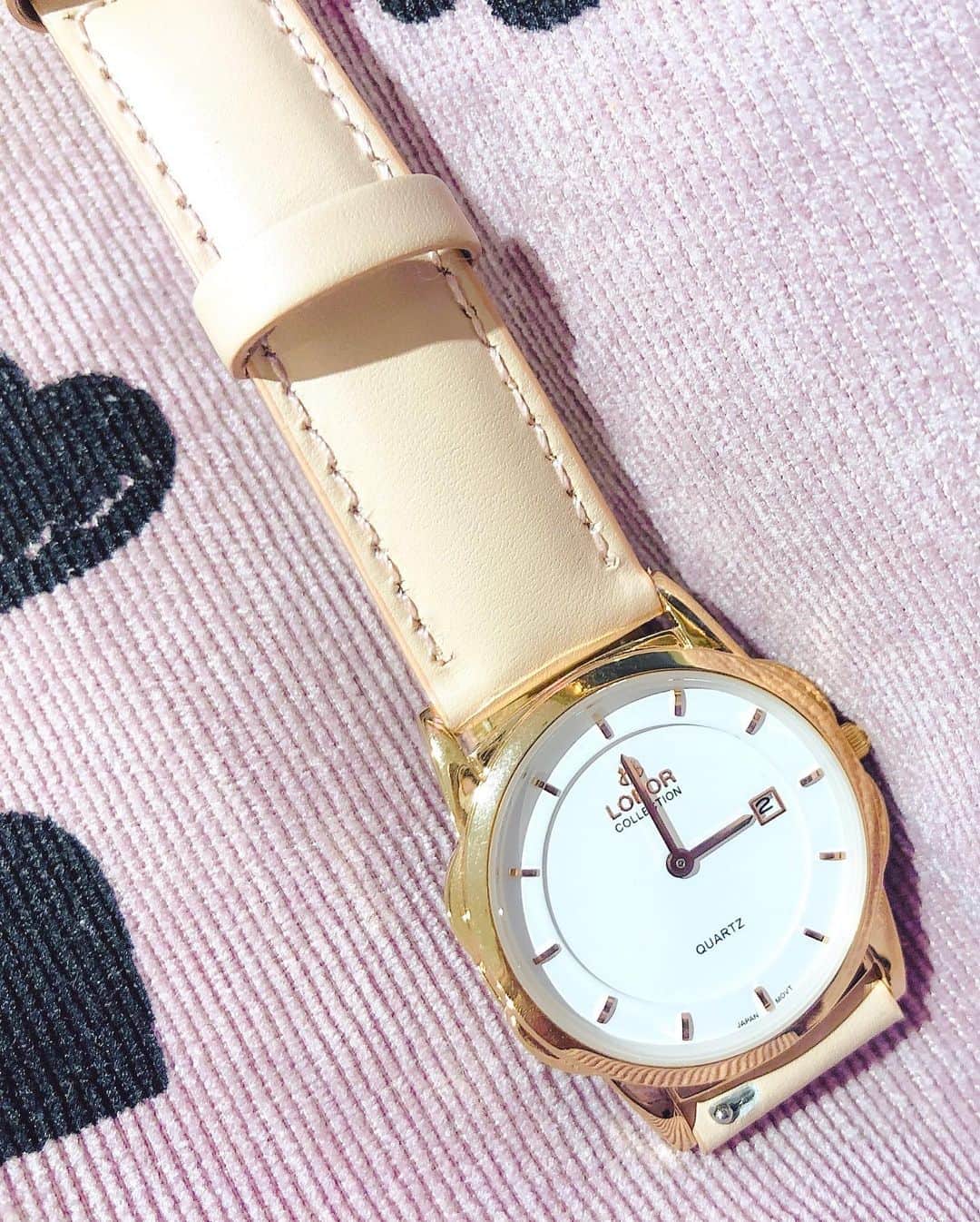 山吹りょうさんのインスタグラム写真 - (山吹りょうInstagram)「ピンクの時計⌚️ (2枚目の写真も実際はベルトがピンクです)  #lobor #ロバー #腕時計 #時計 #手元倶楽部 #韓国ファッション #ワンピース #ハート柄  クーポンコード【ry012040430】 ご使用で10パーセントオフ♪」5月2日 22時29分 - ry01204