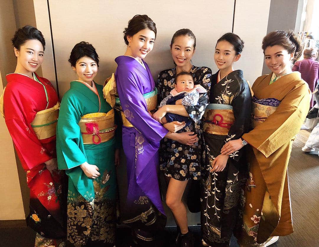 吉井絵梨子さんのインスタグラム写真 - (吉井絵梨子Instagram)「at TOKYO KIMONO SHOW 2019👘﻿ with Miss Grand Japan 2018﻿ ﻿ ミス・グランド・ジャパン2018メンバーのステージを見ていて、昨年、ファイナルへ向け一緒に頑張った日々が蘇り、うるうるっとしてしまいました🥺﻿ ﻿ ミスコンと言えば、出場者同士がぎすぎすしたイメージがあるかもしれませんが、ミス・グランド・ジャパンのファイナリストたちは、毎年ものすごーーく仲が良い。﻿ 切磋琢磨でき、温かく熱く、尊敬し合える関係。﻿ まっすぐで本当に良い子たち。﻿ 私の自慢です。﻿ ﻿ 今年のファイナリストたちへも素敵な背中を見せてくれた先輩たち。本当にありがとう。﻿ ほんと、love。﻿ ﻿ ﻿ Big thank you to...﻿ @haru04211024 ﻿ @mariko_jpn_531 ﻿ @honami_nishikawa ﻿ @fym.t ﻿ @sakiko.t_330 ﻿﻿ ﻿ ﻿ #東京キモノショー﻿ #朝日新聞﻿ #きもの﻿ #きものエスコートダンス﻿ #きものダンス﻿ #エスコートダンス﻿ #エスエーダンススタイル﻿ #教養のダンス﻿ #野口幸代﻿ #escourtdance ﻿ #kimonoescourtdance ﻿ #sadancestyle ﻿ #kimonodance ﻿ #sachiyonoguchi﻿ #dance ﻿ #kimonodance﻿ #着物﻿ #吉井絵梨子﻿ #振袖﻿ #ミスグランドジャパン﻿ #ミスグランド﻿ #missgrandjapan﻿ #erikoyoshii  #mgj #babygirl  #workingmom  #workinghard」5月2日 22時37分 - supermamaeriko