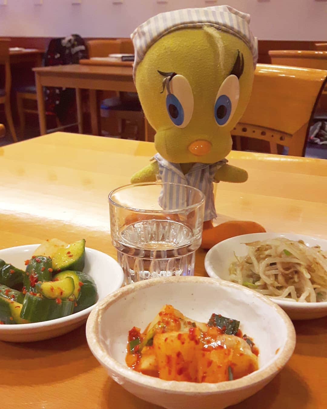 Little Yellow Birdさんのインスタグラム写真 - (Little Yellow BirdInstagram)「Practising my Korean: banchan and soju. I'm almost fluent, I reckon... #littleyellowbird #tweety #tweetykweelapis #adventures #yellow #bird #korean #koreanfood #southkorea #zuidkorea #asia #banchan #soju #kimchi #beansprouts #food #goodfood #voorpret #traveling #travel #wanderlust #wheninrome #stuffedanimalsofinstagram #plushiesofinstagram」5月2日 22時42分 - tweetykweelapis