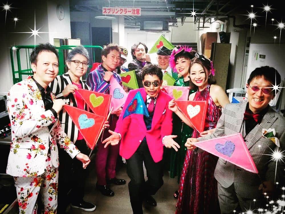 のインスタグラム：「#鈴木雅之  Taste Of Martini Tour 2019 Funky Flag Love Parade 🚩  お写真解禁でーす💜💗💜💗💜💗 令和初は松山♫  #funkyflagloveparade #ツアー衣裳みんなめっちゃ派手なはずなのにマーチンさんと並ぶと普通 #鈴木雅之 #コーラス #tourlie #高尾直樹 #宮本美季 #江口信夫 #竹野昌邦 #大坪聡明 #知念輝行 #下野ヒトシ ＃スパム春日井 #有坂美香」