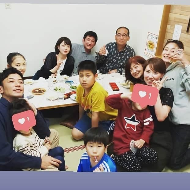 西山茉希さんのインスタグラム写真 - (西山茉希Instagram)「行ってきますって東京出て、 ただいまって長岡帰って、  行ってきますって長岡出て、 ただいまって東京帰る。  #life #当たり前の贅沢 #おかえりがある場所  #欲張り人生  帰省した長岡での美味しさ祭と、 待ち構えている地酒祭。  #東京生まれの銭友家族 #西山家でよければカモンと #ウェルカムファミリースタイル  兄ちゃんがメンズチームをバッティングセンターに連れてってくれた。 ジジが水汲みと温泉に連れてってくれた。 ババが炊きたて白米でスタンバイ。 弟はいつだって保育士スタイル。 みんなで同じ時間を過ごした。  連れてきた友親子をすぐに家族にしてくれる我が家の皆にありがとう。  #楽しいなって #帰りたくないなって #あの家に帰りたいって #言ってくれた銭友親子にありがとう  色々揃って12人で過ごした二日間。  きっとみんなクタクタ。 きっとみんな今頃ポカン。  #帰路のトキから眺める景色は #いつだってどこか寂しいんだ #だけど東京に着く頃 #頭に浮かぶ東京ファミリー  上野で切り替わる。 帰って来たんだと。  #ただいま東京 #故郷と同じ位大切になった場所  さー、 がんばろーーーー！！！🎌 #チビーズ令和もナカヨシマイ」5月2日 22時49分 - maki.nshiyama50