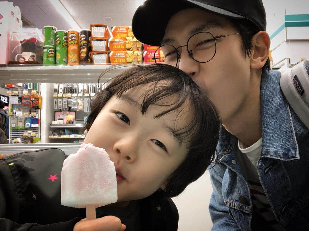 シム・ジホさんのインスタグラム写真 - (シム・ジホInstagram)「생일 🎂 저녁은 언제나 가족과~^^ 행복한 식사 후 🍦을 원하는 심이안이와 편의점에서~ 그 사이에 깜짝으로 부인이 준비해 준~💐 증정은 이안이가~ 집에 와서 선물로 정성껏 만들어 준 아빠한테 주는 ‘아빠의 편지’ 너무너무 감동이다!! 이 순간을 기억해줘~ 사랑해 이안아~❤️ 가족이 있어 참으로 행복한 하루~👨‍👩‍👧‍👦 .  아침부터 기억해주시고 축하를 전해주시는 모든 분들~ 고맙습니다!! 🙇🏻」5月2日 22時49分 - pickybonbon
