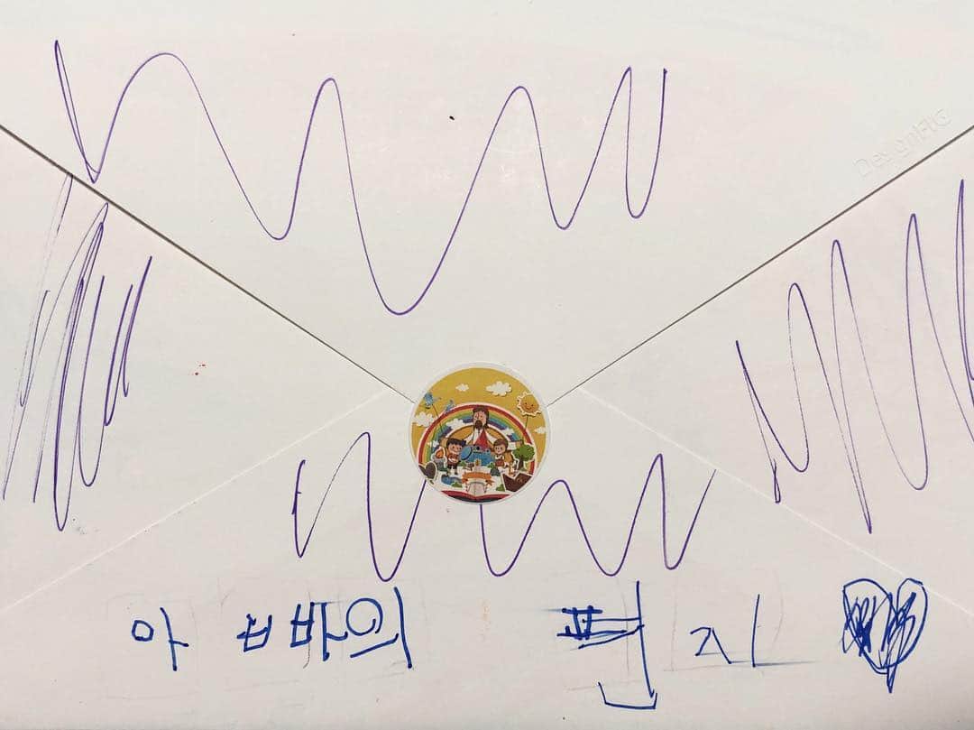 シム・ジホさんのインスタグラム写真 - (シム・ジホInstagram)「생일 🎂 저녁은 언제나 가족과~^^ 행복한 식사 후 🍦을 원하는 심이안이와 편의점에서~ 그 사이에 깜짝으로 부인이 준비해 준~💐 증정은 이안이가~ 집에 와서 선물로 정성껏 만들어 준 아빠한테 주는 ‘아빠의 편지’ 너무너무 감동이다!! 이 순간을 기억해줘~ 사랑해 이안아~❤️ 가족이 있어 참으로 행복한 하루~👨‍👩‍👧‍👦 .  아침부터 기억해주시고 축하를 전해주시는 모든 분들~ 고맙습니다!! 🙇🏻」5月2日 22時49分 - pickybonbon