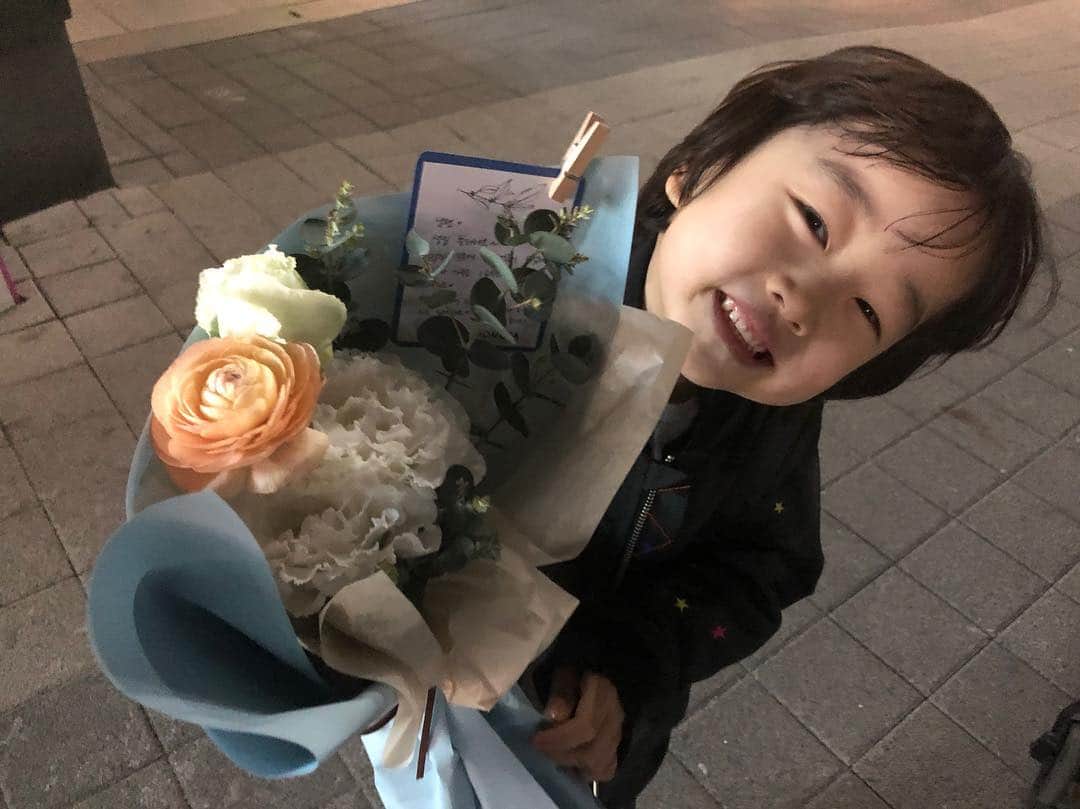 シム・ジホさんのインスタグラム写真 - (シム・ジホInstagram)「생일 🎂 저녁은 언제나 가족과~^^ 행복한 식사 후 🍦을 원하는 심이안이와 편의점에서~ 그 사이에 깜짝으로 부인이 준비해 준~💐 증정은 이안이가~ 집에 와서 선물로 정성껏 만들어 준 아빠한테 주는 ‘아빠의 편지’ 너무너무 감동이다!! 이 순간을 기억해줘~ 사랑해 이안아~❤️ 가족이 있어 참으로 행복한 하루~👨‍👩‍👧‍👦 .  아침부터 기억해주시고 축하를 전해주시는 모든 분들~ 고맙습니다!! 🙇🏻」5月2日 22時49分 - pickybonbon