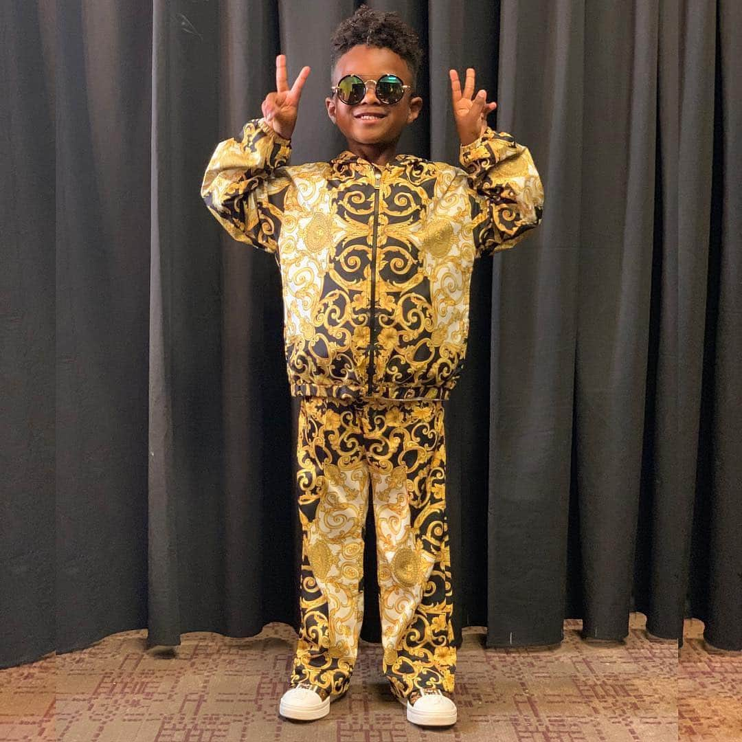 シアラさんのインスタグラム写真 - (シアラInstagram)「That boy fresh 😎. #Versace. Hubby flew straight from practice and surprised me! I had no idea! My babies always bring me good vibes. #SoonSiennaWillBeAbleToSitStillFor3Hrs @DangeRussWilson #BBMAS  #ThinkinBoutYou #BTS」5月2日 22時49分 - ciara