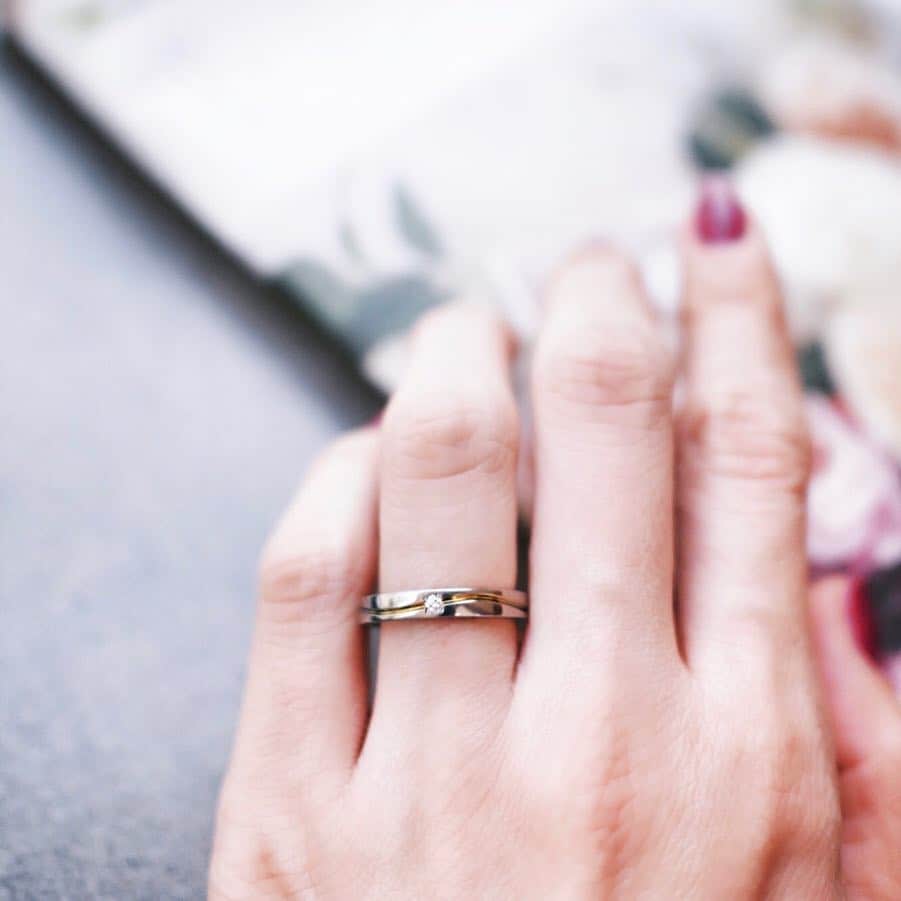 BIJOUPIKO(ビジュピコ)さんのインスタグラム写真 - (BIJOUPIKO(ビジュピコ)Instagram)「@bijoupiko_official . . ジルコニウムをはじめとしたレアメタルでも結婚指輪を。 . 指輪選びの時間は「ふたりらしさを見つける時間」と 考えているソラでは、指輪をただ選ぶのではなく、 つくり上げていく時間を大切にしている。 金属アレルギーに悩む人にも安心して 指輪を楽しめるように、 アレルギーが出にくいレアメタルを取り扱っています。 . . PULSE パルス あなたの波動、私の波動。 ふたつの波動は、だんだんと1つに重なってゆく。 . マテリアル：ジルコニウム . . ▼SORA https://bijoupiko.com/brandlist/sora/rd/5432/ . . #結婚指輪 #婚約指輪 #ビジュピコ #ソラ #SORA #金属アレルギー #金属アレルギー対応 #レアメタル #鍛造 #マリッジリング #エンゲージリング #ブライダル #ウェディング #プレ花嫁 #クリエィティブ #デザイン #個性的 #bridal #wedding #jewelry #ring」5月2日 22時50分 - bijoupiko_official