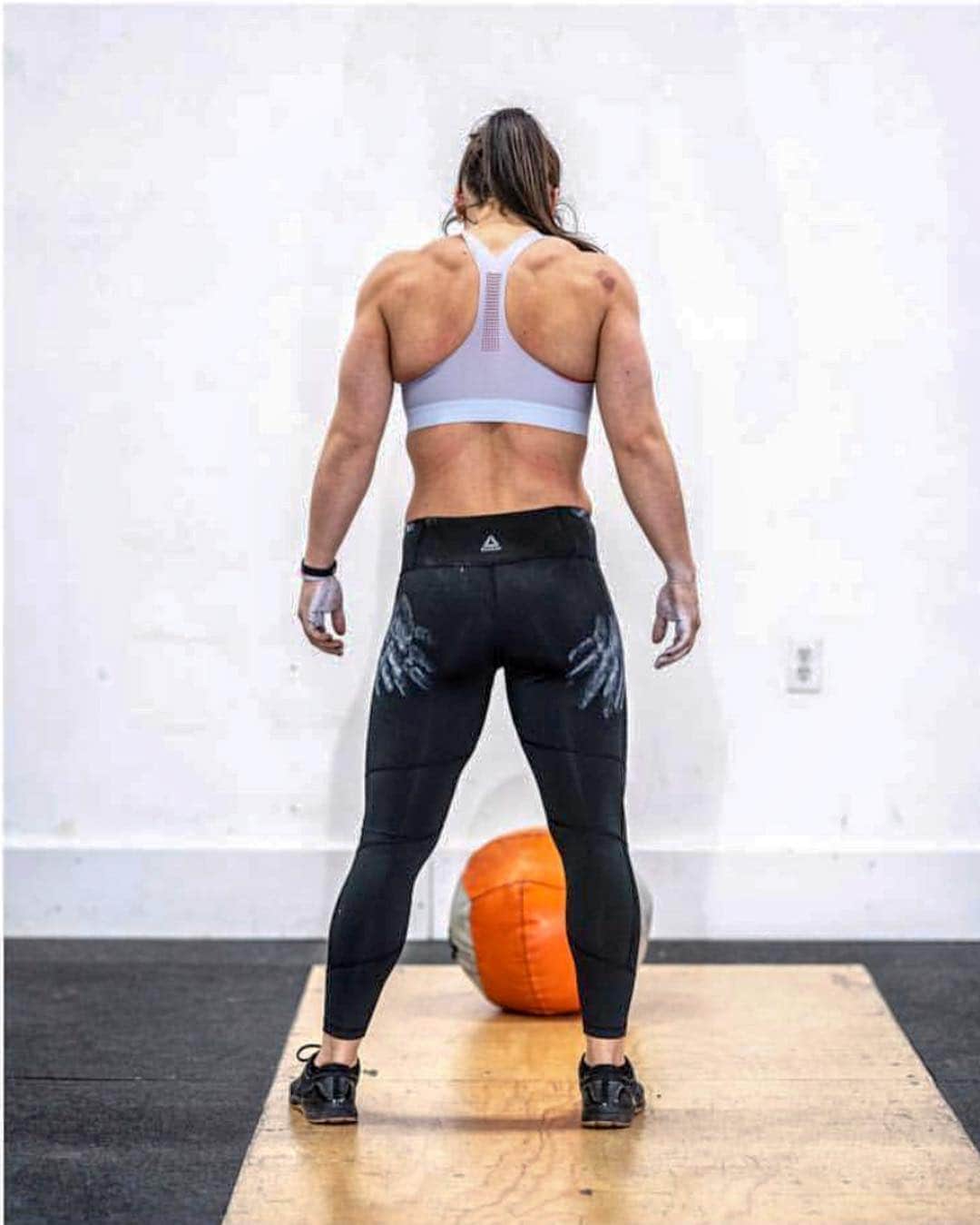Camille Leblanc-Bazinetさんのインスタグラム写真 - (Camille Leblanc-BazinetInstagram)「🔥 You are more then you think!🔥 “ “  Today’s athlete development programs main workout: Conditioning: 4 Rounds of.. Row 500 Meters 10 DB Clean and Jerks 50/35 10 Toes to Bar -For Time“ “  Link in bio to sign up 🤗♥️ “ “  Treat yo self to a good day of eating , a day full of kindness and patience!  Because you deserve to really treat yo self to be the healthiest version of yourself 🍓🍎🍉」5月2日 22時54分 - camillelbaz