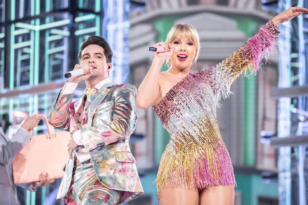 ビルボード・ジャパンさんのインスタグラム写真 - (ビルボード・ジャパンInstagram)「@taylorswift & @brendonurie opened up the #BBMAs with brand new song ME! ☂️﻿ ﻿ 📷 Courtesy of BBMAs / DCP @bbmas」5月2日 23時05分 - billboard_japan