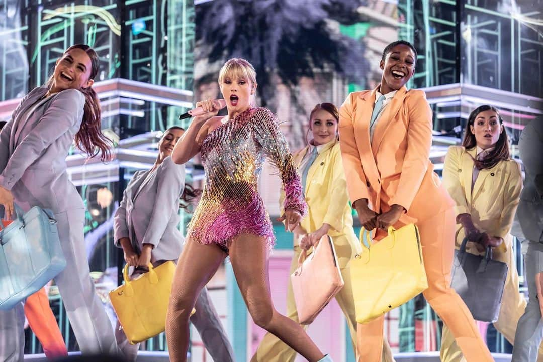 ビルボード・ジャパンさんのインスタグラム写真 - (ビルボード・ジャパンInstagram)「@taylorswift & @brendonurie opened up the #BBMAs with brand new song ME! ☂️﻿ ﻿ 📷 Courtesy of BBMAs / DCP @bbmas」5月2日 23時05分 - billboard_japan