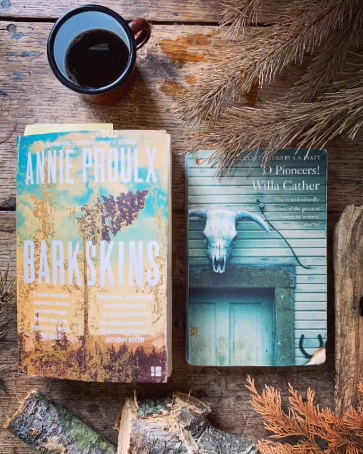 Tea and sittingのインスタグラム：「🌳🍂📚...I’ve written another blog post, this time inspired by the connections between Annie Proulx’s book ‘Barkskins’ , which I’m reading at the moment, and my personal path to reducing my use of plastic... ( tap for sound ) * Direct link in my profile as well as through a swipe up in my Stories * #consciousconsumer #reduceplasticwaste #lessplasticwaste #reduceyourplastic #5ftinftable」