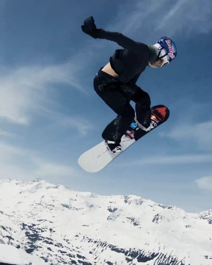 のインスタグラム：「@annagassersnow makes it look so effortless. 🎥: @hotlapsofficial @audinines @the_distillery #audinines #redbull #snow #snowboarding」