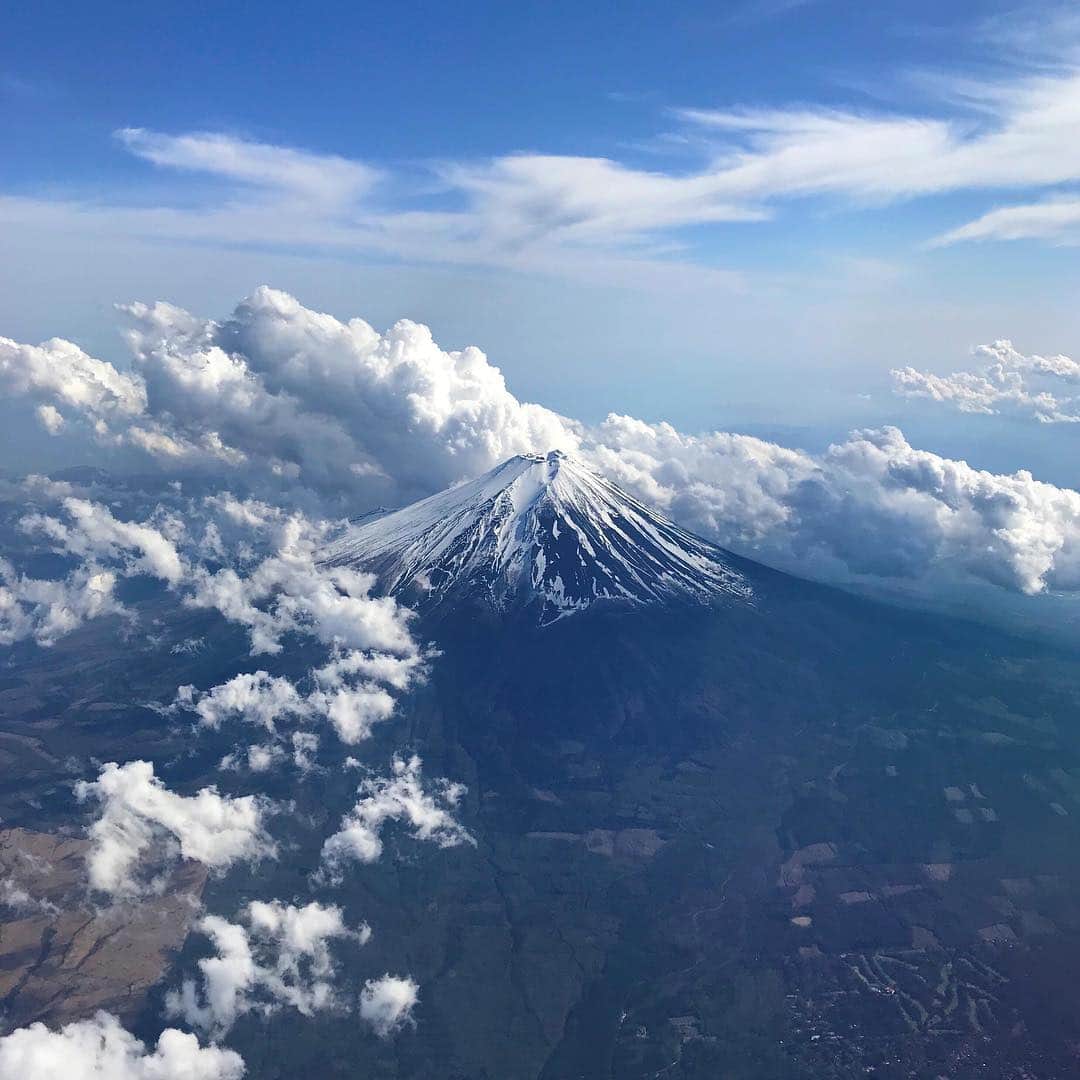 KSUKEさんのインスタグラム写真 - (KSUKEInstagram)「こんなに綺麗でくっきりな富士山初めて見た！！ 令和早々縁起が良い☺️☺️ I've never seen Mt.Fuji this beautiful from the plane.✈️🗻 Hope It's a sign of good luck👍✨」5月2日 23時14分 - ksuke_jpn