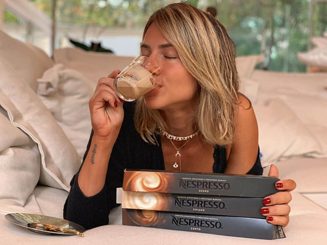 Giovanna Ewbankさんのインスタグラム写真 - (Giovanna EwbankInstagram)「Bom dia com sabor de café com leite ☕ Hmmmm.... Amooooo!!! ❤️❤️❤️ Pra quem, assim como eu, é fã dessa mistura brasileiríssima, a @nespresso.br lança nesse mês uma linha de cápsulas perfeitas para tomar com leite! São três opções que formam a família #BaristasCreations: Chiaro, Scuro e Curto. To apaixonada por todos eles, mto DELICIA!!! 😍😍😍 vai lá nos meus stories que eu te conto tudinho pra fazer o café com leite mais gostoso que você já viu! 😘 #MomentoNespresso #NespressoBaristas #Ad」5月2日 23時07分 - gioewbank