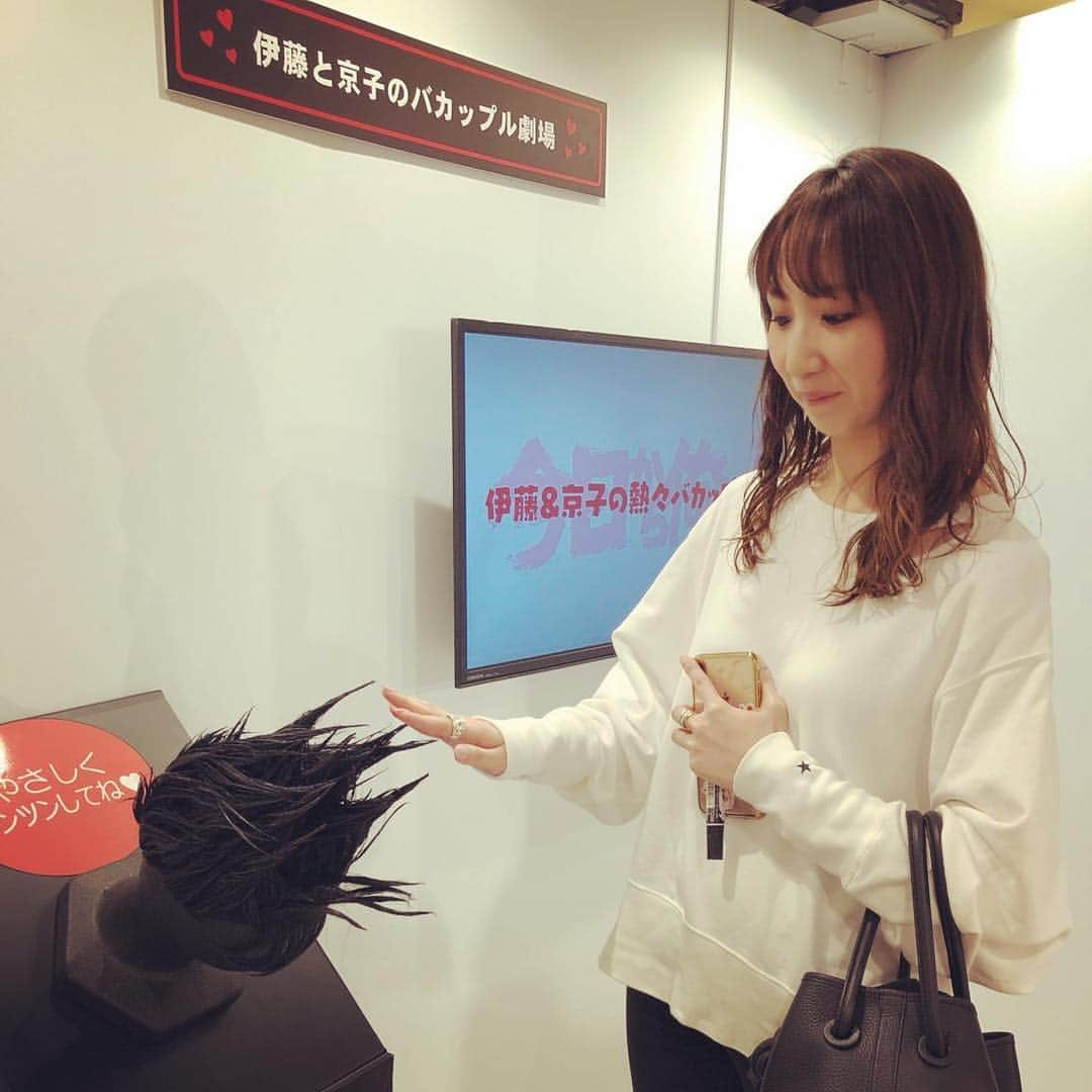 日本テレビ「今日から俺は‼︎」さんのインスタグラム写真 - (日本テレビ「今日から俺は‼︎」Instagram)「本日渋谷の #今日俺展 に山口先生こと #愛原実花 ちゃんが来訪‼️ さすがの気合写真‼️腰の座り方が違います‼️サインも増えて渋谷大阪は6日の最終日まで盛り上がり続けますよ✨※仙台名古屋福岡は12日まで✨  全展で落書きサインや #隠れ今井 を見られるようにHMVさんがしてくれました😆#今日から俺は」5月2日 23時08分 - kyoukaraoreha_ntv