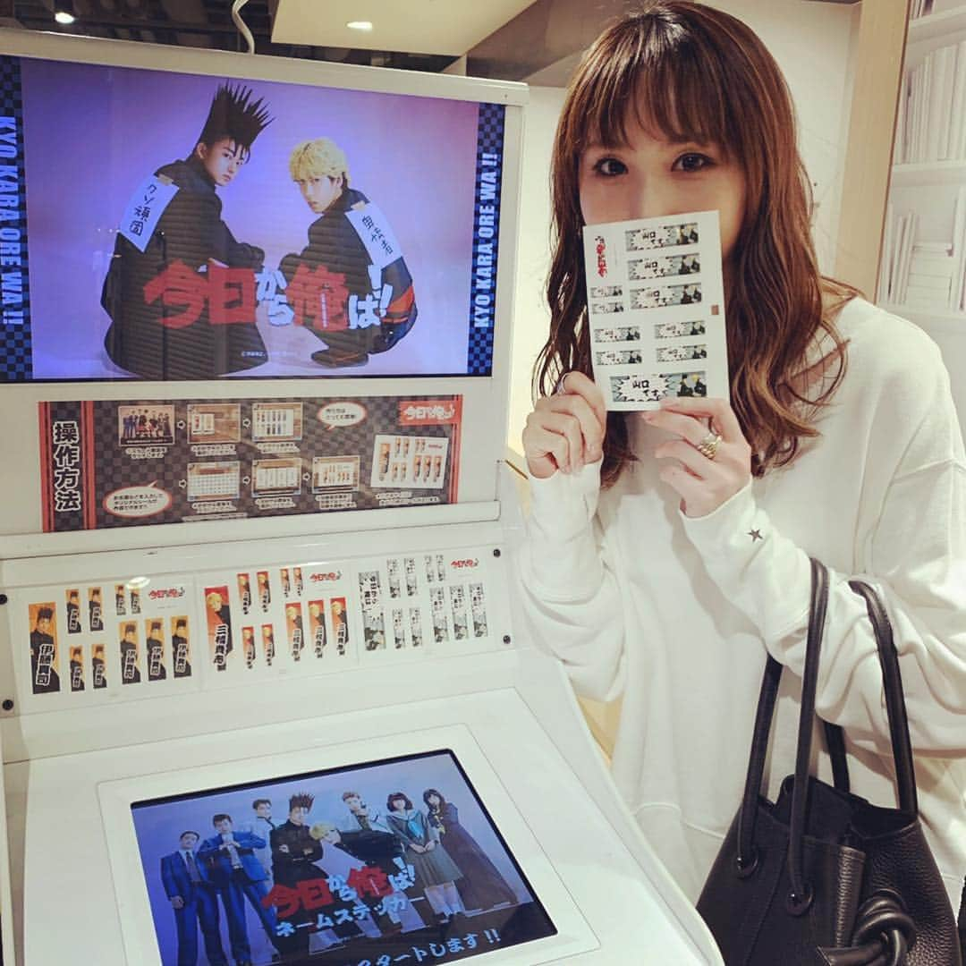 日本テレビ「今日から俺は‼︎」さんのインスタグラム写真 - (日本テレビ「今日から俺は‼︎」Instagram)「本日渋谷の #今日俺展 に山口先生こと #愛原実花 ちゃんが来訪‼️ さすがの気合写真‼️腰の座り方が違います‼️サインも増えて渋谷大阪は6日の最終日まで盛り上がり続けますよ✨※仙台名古屋福岡は12日まで✨  全展で落書きサインや #隠れ今井 を見られるようにHMVさんがしてくれました😆#今日から俺は」5月2日 23時08分 - kyoukaraoreha_ntv