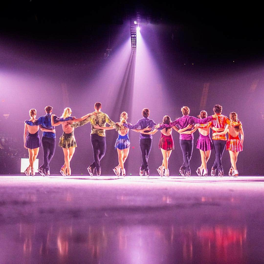 ジェレミー・アボットのインスタグラム：「Missing this amazing family.  Can’t wait to reunite with them all @starsonice tomorrow in #StPaul! I hope to see you all there too! ❤️」
