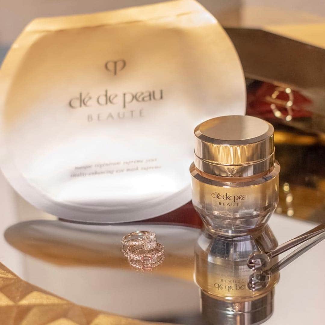 Clé de Peau Beauté Officialさんのインスタグラム写真 - (Clé de Peau Beauté OfficialInstagram)「Dynamic duo. The #EnhancingEyeContourCreamSupreme and #VitalityEnhancingEyeMaskSupreme work together to combat wrinkles, under eye bags and dullness for a more refreshed, youthful look. Photo by: @tinalynn_cw.」5月2日 23時10分 - cledepeaubeaute