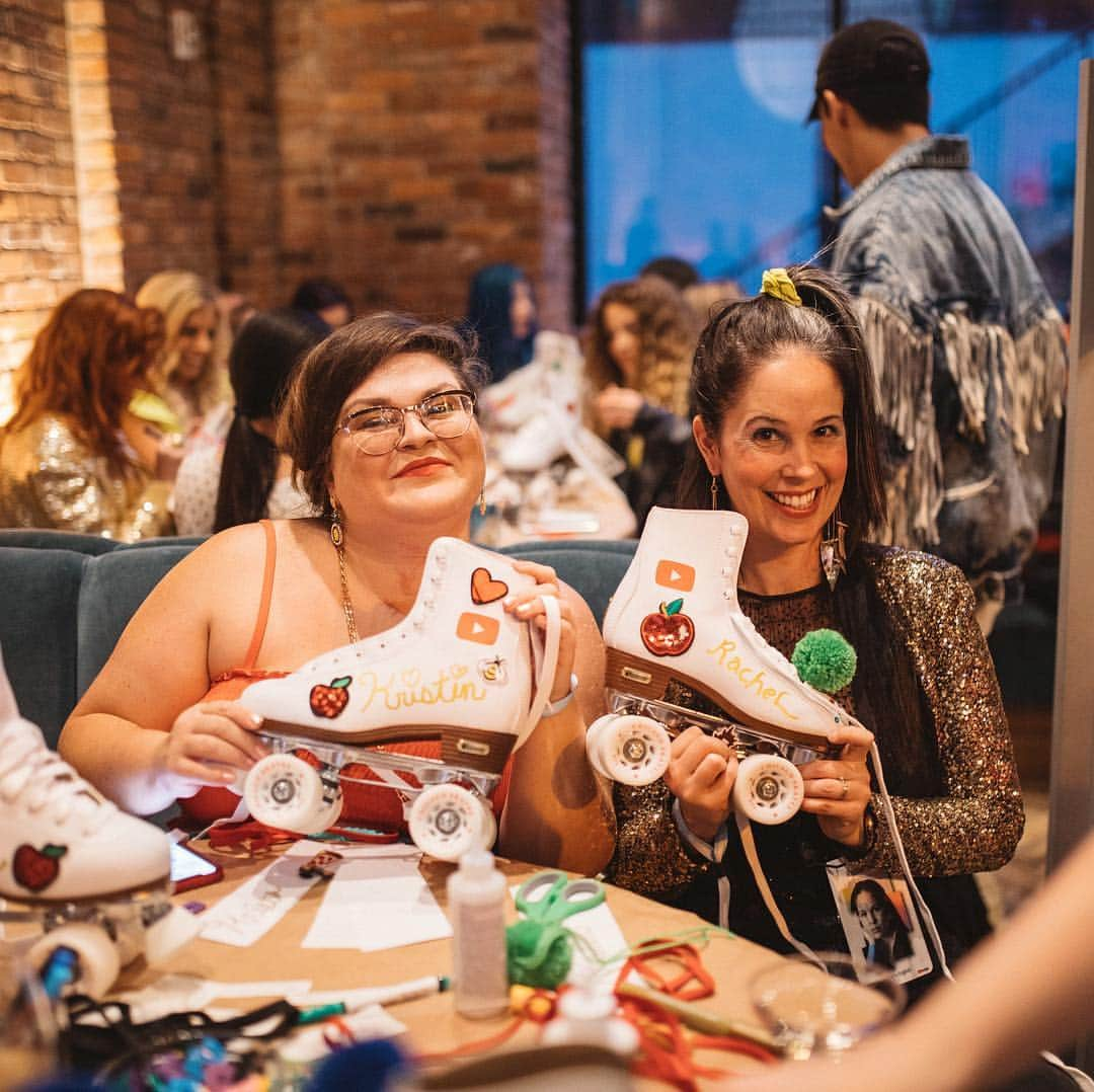 YouTubeさんのインスタグラム写真 - (YouTubeInstagram)「Roller skating our way through day 1️⃣ of #CreatorSummit! 🕺💃 Comment below which creator you believe has the best skating skills! ✨」5月2日 23時18分 - youtube