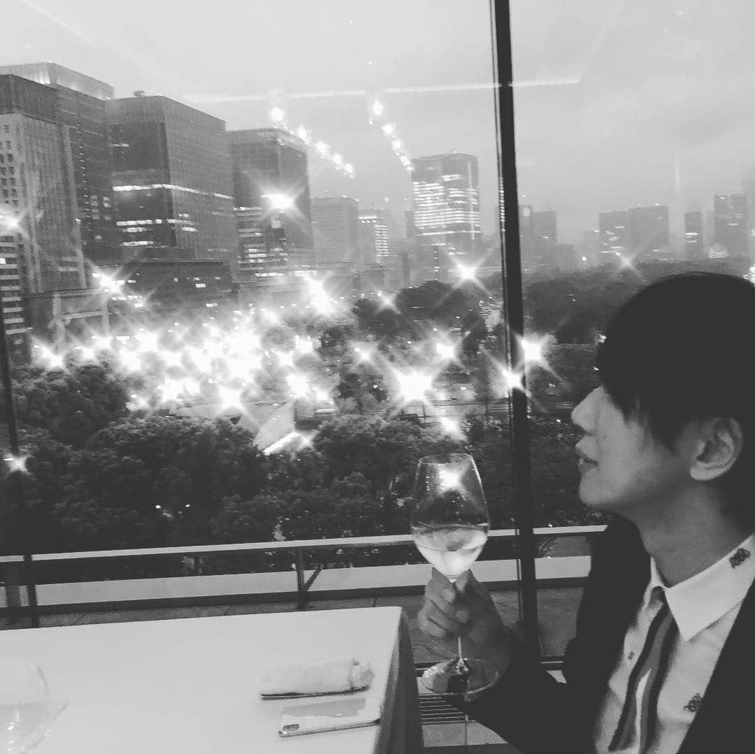古市憲寿さんのインスタグラム写真 - (古市憲寿Instagram)「平成の思い出。なんかやたら光ってる。」5月2日 23時18分 - poe1985