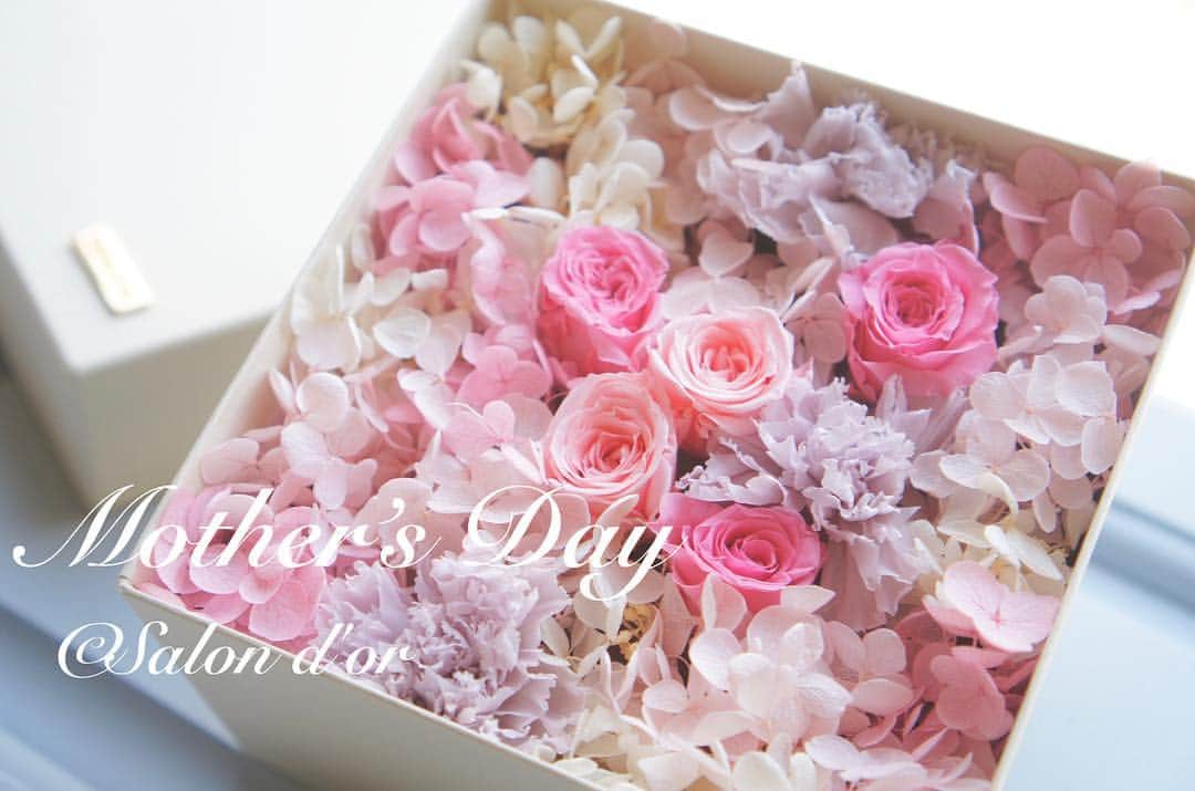 池上真麻さんのインスタグラム写真 - (池上真麻Instagram)「母の日のギフトはやはり生花のオーダーが圧倒的に多いですが、生花をお届けできない環境の方もいらっしゃるので、毎年プリザーブドフラワーもご用意しています。 . #サロンドール #花のある暮らし #フラワーアレンジメント #プリザーブドフラワー #ボックスアレンジ #salondor #instaflower #flowers #flowerarrangement #flowerstagram #池上真麻 #母の日 #Mothersday #thankyou」5月2日 23時21分 - marsaikegami