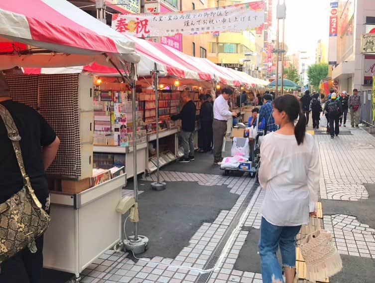 笠原美香さんのインスタグラム写真 - (笠原美香Instagram)「少年ジャンプが5000円もしたよ👀 いろんなお宝がありそうだった 幼い時からよくやってた古本市。 物色するの悪くない🤔 最後の写真は都まんじゅうのポーズ👌笑 #八王子 #八王子古本まつり #2019」5月2日 23時25分 - mika.k419