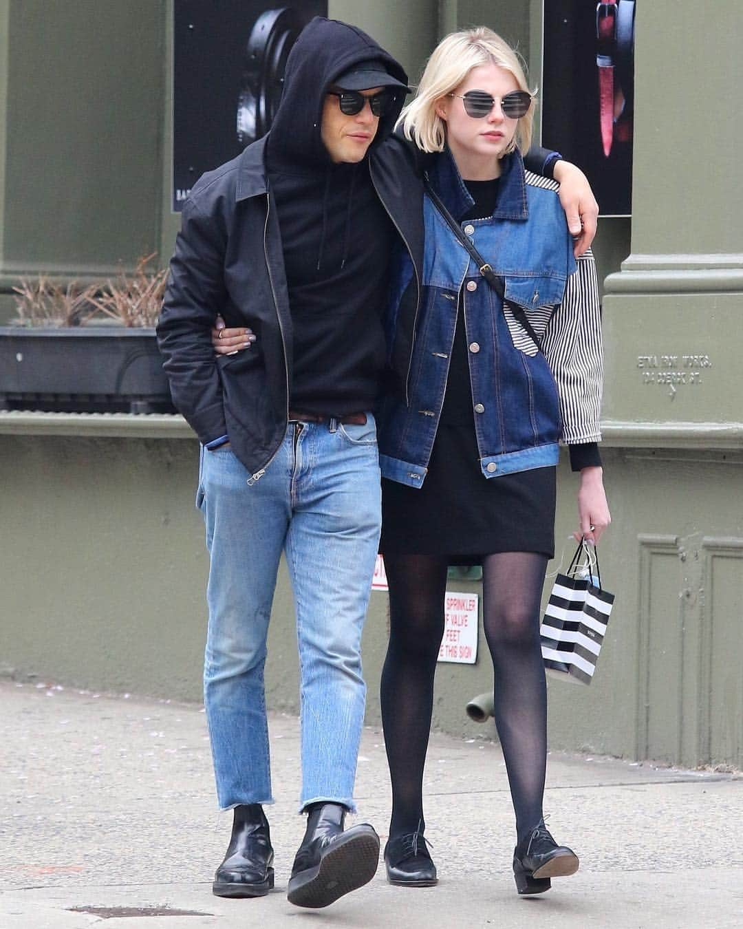 Just Jaredさんのインスタグラム写真 - (Just JaredInstagram)「@ramimalek and @lucyboynton1 keep close as they do some shopping in New York City! #RamiMalek #LucyBoynton Photo: Backgrid」5月2日 23時26分 - justjared