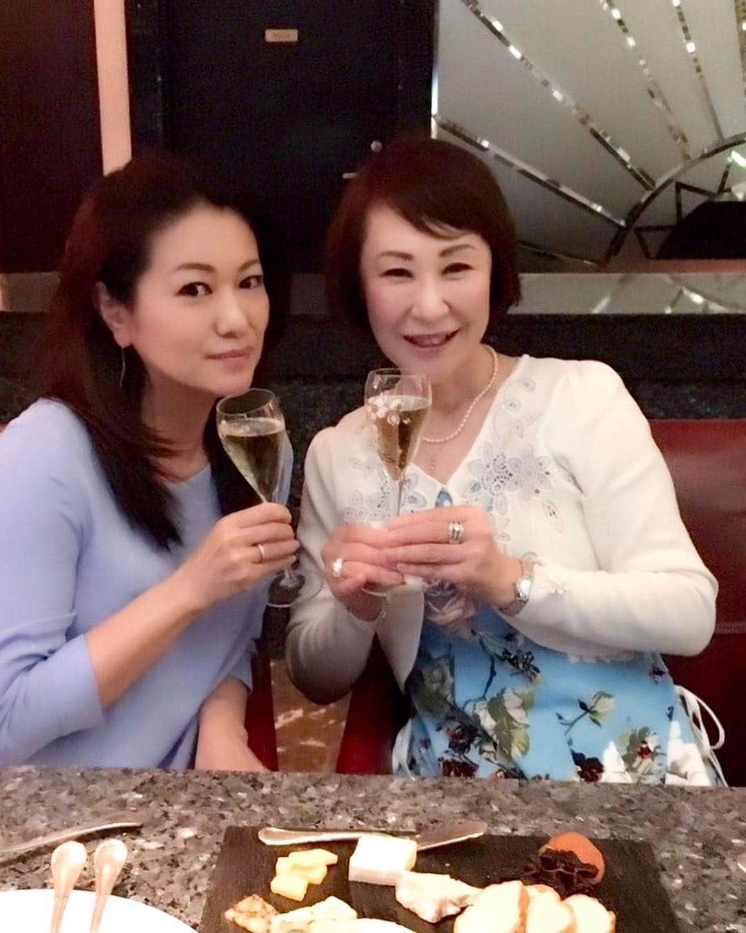 岡安弥生さんのインスタグラム写真 - (岡安弥生Instagram)「2人で令和の幕開けに乾杯🥂 いつも、私を心配してくれる大好きなお姉さま❤️#小松成美#作家#令和#幕開け#乾杯#シャンパン#横浜#シェラトンベイ横浜 # スカイバー#reiwa#newera #champagne #yokohama#writer」5月2日 23時32分 - yayoin3