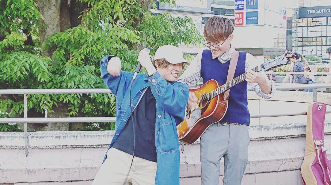 樋口和真のインスタグラム：「GW 3日目 大宮駅 西口路上 ライブ 最高の日をありがとう！  ひぐ友に支えられて たくさんの出会いを くれました！  また、楽しもうね！  #ひぐ友 #樋口和真 #大宮路上 #オリジナル曲 #カバー曲」
