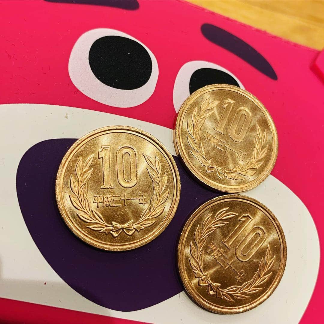 YOICHIのインスタグラム：「#平成 #令和 #平成31年硬貨 #平成三十一年 #10円 #coin #30円 #ピカピカ #disney #pixar #toystory #トイストーリー #ロッツォ」