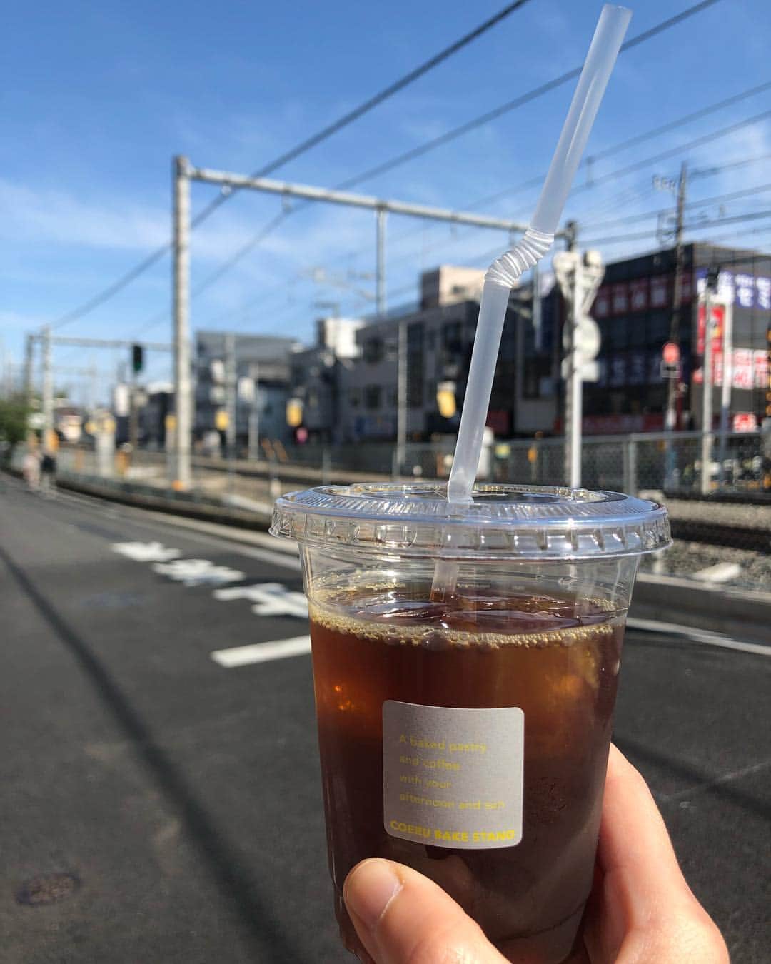 のインスタグラム：「【術後50日目 / 50 days after surgery】 I walked 2km non-stop, longest distance record after surgery😊 ・ #ろぎ散歩 今日は外の日差しがとにかく気持ちよかったので、お気に入りの #coerubakestand のコーヒー片手に隣駅までリハビリ散歩✨ ・ 約2キロの距離を25分で歩けました🙌 (流石にちょっと膝が疲れちゃったけど、確実に体力は向上している♪) ・ そのあとは、電車に乗って(休憩がてら座って)池袋へ。 各駅停車だと昼間は混んでないから安心して一人でも乗れるようになりました。 ・ 池袋ではデパートでやってた大北海道展で #カチョカヴァロチーズ のステーキと #海鮮丼 をゲット😍 ・ 家の周辺に閉じこもっていると、やっぱりストレスを感じるので、ちょっと足を延ばすだけでもいい気分転換になりました✨(混雑してる売り場はちょっと怖かったけど、これもメンタルリハビリwww) ・ 遠出できない分、GWのテーマは自分をとことん甘やかして『プチ贅沢』だ‼️ ・ #努力は絶対裏切らない #ろぎ子の復活までの記録 #膝脱臼 #複合靭帯損傷 #前十字靭帯断裂 (ACL) #後十字靭帯断裂 (PCL) #内側側副靱帯断裂 (MCL) #内側膝蓋大腿靭帯断裂 (MPFL)  #前十字靭帯再建 #後十字靭帯再建 #半月板縫合 #半月板部分切除 #nevergiveup #roadtorecovery #kneeinjury #kneeinjuryrecovery #kneeinjuryrehab #multipleligamenttears #aclrecovery」