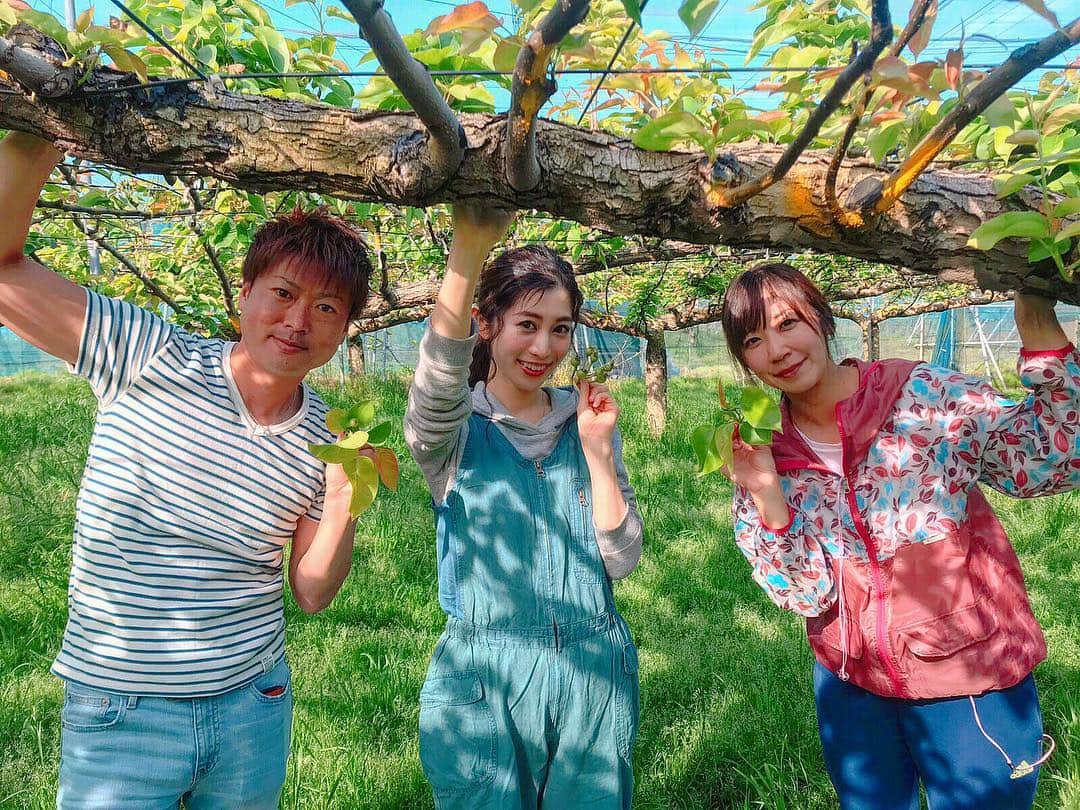 のインスタグラム：「👩‍🌾👨‍🌾 ・ ・ こどもにかえれる最高の遊び場・畑。  時間は同じはずなのに まったく違う時が流れる ここちいい場所。  梨の赤ちゃんに癒され 緑の香りに癒され 太陽のあたたかさに癒される。  畑に来るたび学びがいっぱい。  歩いてスキップして わはわは笑って 気持ちのいい一日。  きょうは 大好きな農家さんの 實川夫妻にお世話になりながら パンの試作&メニュー開発。  スタッフのかおるさんに教えていただきながら 作って焼いて作って焼いての繰り返し。  一日中パンを食べ続けていたかも.....🤤 完成まで、あと少し。  一一一一一一一一一一一一一一一一一一一一一一一一一一一 #畑#畑で遊ぼう#農業女子#農業男子#👨‍🌾#👩‍🌾#アグリスリー#梨園#農家#farm#farmer#パン作り#試作#メニュー開発#メニュー#bread#パン#ぱん#モンクワ#monkuwa#食#グルメ#🥐#agri#agriculture#農業」