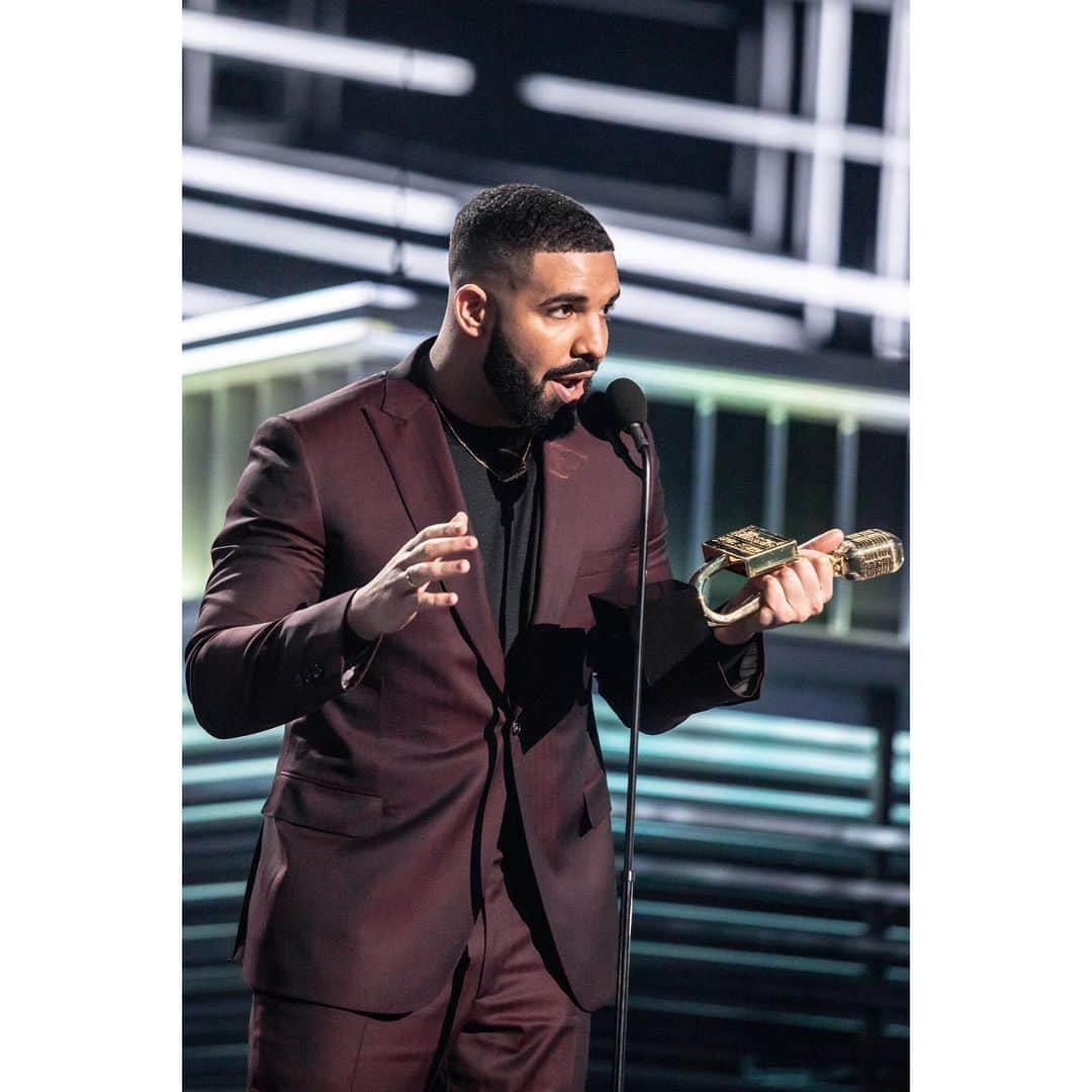 ビルボード・ジャパンさんのインスタグラム写真 - (ビルボード・ジャパンInstagram)「@champagnepapi won 12 awards including Top Artist at the 2019 #BBMAs and now he is the most-awarded artist with 27 total 🏆 #shoutouttoarya﻿ ﻿ 📷 Courtesy of BBMAs / DCP @bbmas」5月2日 23時38分 - billboard_japan