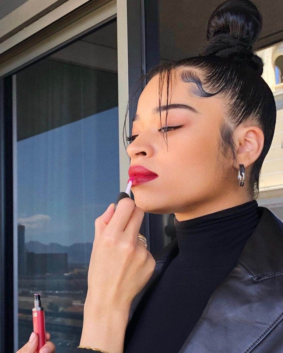 Vogue Beautyさんのインスタグラム写真 - (Vogue BeautyInstagram)「@ellamai was dripping with swagger as she served up full-on '90s vibes on the 2019 Billboard Music Awards red carpet last night. Mai channeled the '90s not just with her sleek black turtleneck and leather shorts suit combination, but with a sculptural updo that defied the laws of gravity. "For Ella, we always go big with her hair," says hairstylist Kahh Spence. Tap the link in our bio for more on her beauty look, including that deep crimson lip and those copper smoky eyes. Photo by @emilychengmakeup」5月2日 23時38分 - voguebeauty