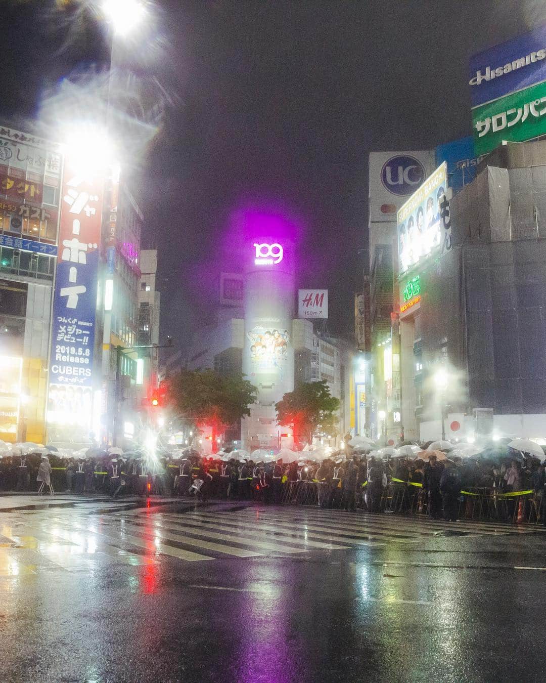 Fashionsnap.comさんのインスタグラム写真 - (Fashionsnap.comInstagram)「【#特集_fs 】平成から令和へーー4月30日夜、渋谷駅周辺では改元の瞬間をともに迎えようと、雨にもかかわらず多くの人々で賑わった。なかには「令和」や「平成」と書かれたTシャツやコスプレを着用した来街者の姿も。祝福モードに包まれた一方で、警察のバリケードを突破しスクランブル交差点の中心で“令和コール“を叫ぶ若者が出現するなどカオスな場面もあった。ファインダーを通して見た、新時代の幕開けに熱狂する渋谷の一夜。 #令和 #平成 #渋谷」5月2日 23時48分 - fashionsnapcom