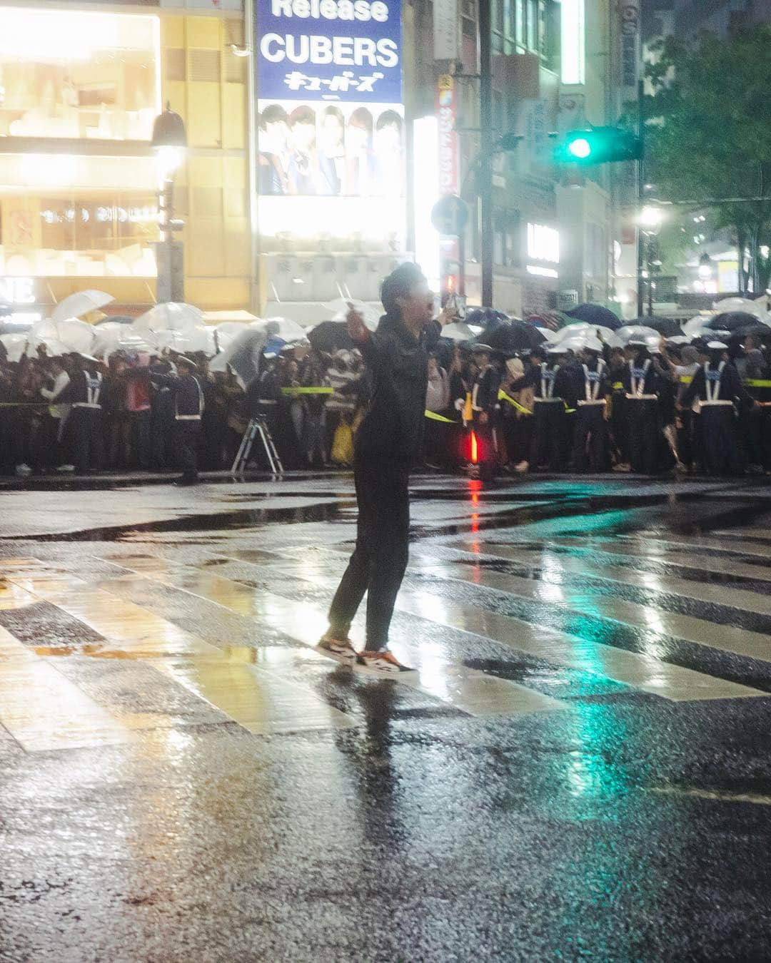 Fashionsnap.comさんのインスタグラム写真 - (Fashionsnap.comInstagram)「【#特集_fs 】平成から令和へーー4月30日夜、渋谷駅周辺では改元の瞬間をともに迎えようと、雨にもかかわらず多くの人々で賑わった。なかには「令和」や「平成」と書かれたTシャツやコスプレを着用した来街者の姿も。祝福モードに包まれた一方で、警察のバリケードを突破しスクランブル交差点の中心で“令和コール“を叫ぶ若者が出現するなどカオスな場面もあった。ファインダーを通して見た、新時代の幕開けに熱狂する渋谷の一夜。 #令和 #平成 #渋谷」5月2日 23時48分 - fashionsnapcom