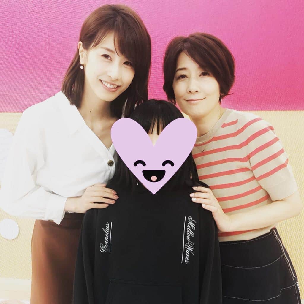 ひうらさとるのインスタグラム：「GWなので、Live News it !の収録に娘もお邪魔させてもらいメインキャスターの加藤綾子さんことカトパンちゃんとも記念写真撮らせてもらいましたー。 GWの良い記念ありがとうございます❤︎ #livenewsit  #加藤綾子 さん #カトパン ちゃん #それにしても毎回顔の小ささにビビる #そしてこんなただのオタクにも優しいステキな良い人❤︎」