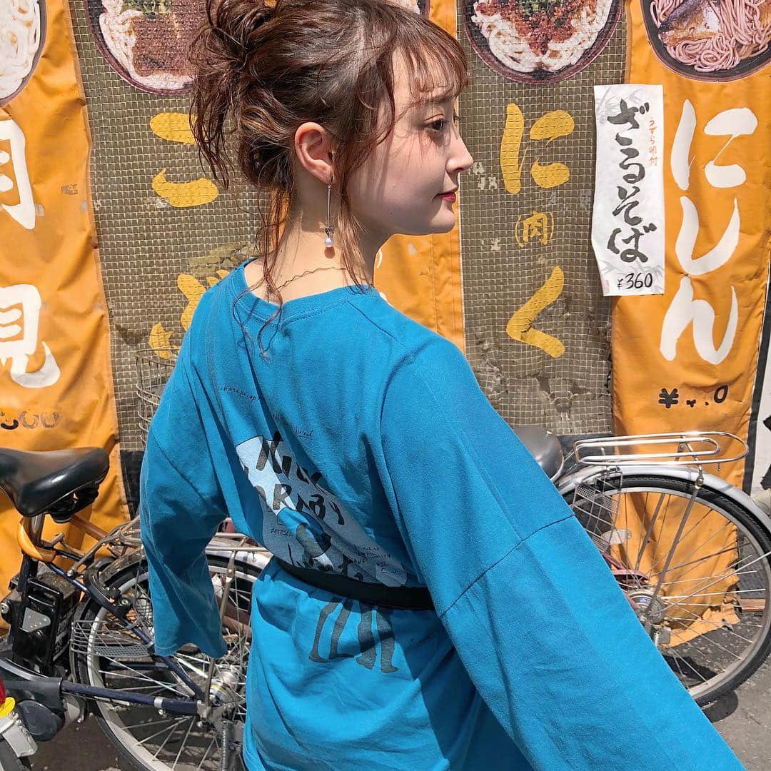 磯俣愛さんのインスタグラム写真 - (磯俣愛Instagram)「今日は朝から晩まで楽しんだです 京橋の道端で撮ったんだ📷 . . . この服何回も可愛い言われたァァァァア 肩がめちゃ落ちてるから華奢見えなのよねえ . . ちなみに、ずんぐりむっくりに見えへんように ウエストバッグでメリハリをつけましたがいかが . ショートパンツをはいてます 4枚目、デンセンしてるかのように見えますが、謎の光です . . . #gogosing#韓国ファッション #韓国通販#ロンT#青コーデ #ストリート系女子#ストリートファッション #スポーティーコーデ#ワイの服やで」5月2日 23時44分 - ai_isomata