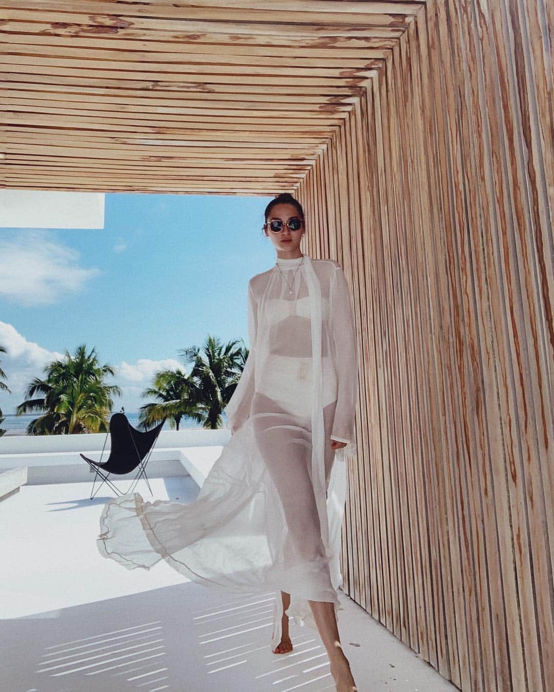 ブルーナ・テノリオさんのインスタグラム写真 - (ブルーナ・テノリオInstagram)「When you wear one of your wedding dresses at the beach! 🌊🐚🌴 #ootd」5月2日 23時43分 - brunatenorio