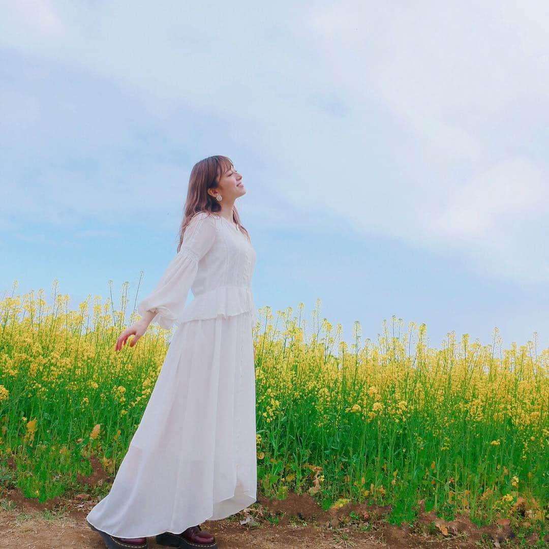 黒坂優香子さんのインスタグラム写真 - (黒坂優香子Instagram)「🌼 ・ ・ ネモフィラ畑の隣には 菜の花畑も…♡ ・ ・ ・ ・ ・ 実は近くにたくさんある幸せを ちゃんと見つけなきゃね ・ 楽しいこともきっと見つかる☺︎ とりあえず外に出てみたり 行ったことのない場所に行ってみたり、小さな事でも「初めて」のことをしてみたり…ね♡ ・ ・ あの時こうしてればよかったな、 もっとこうすればよかったなぁ って過去の事で思うこと、実はすごくたくさんあるよ。 ・ でも今を変えることしか出来ないから、今出来ることをしなきゃ！ まずはポジティブに、楽しむこと！ ・ ・ みんなも一緒に 人生楽しんでいこうね♡ ・ ・ 最近、何か始めたことある？☺︎ ・ ・」5月2日 23時58分 - yukakokurosaka0606