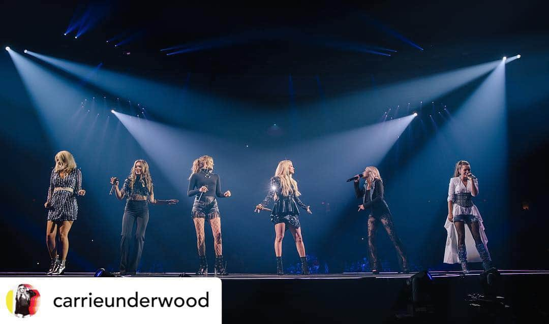 Maddie & Taeさんのインスタグラム写真 - (Maddie & TaeInstagram)「night 1 of the #CryPrettyTour360 was one for the books 💙 #Repost • • • @carrieunderwood: Loving this pic!!! @maddieandtae @runawayjuneofficial #CryPrettyTour360 📸: @jeffjohnsonimages」5月2日 23時56分 - maddieandtae