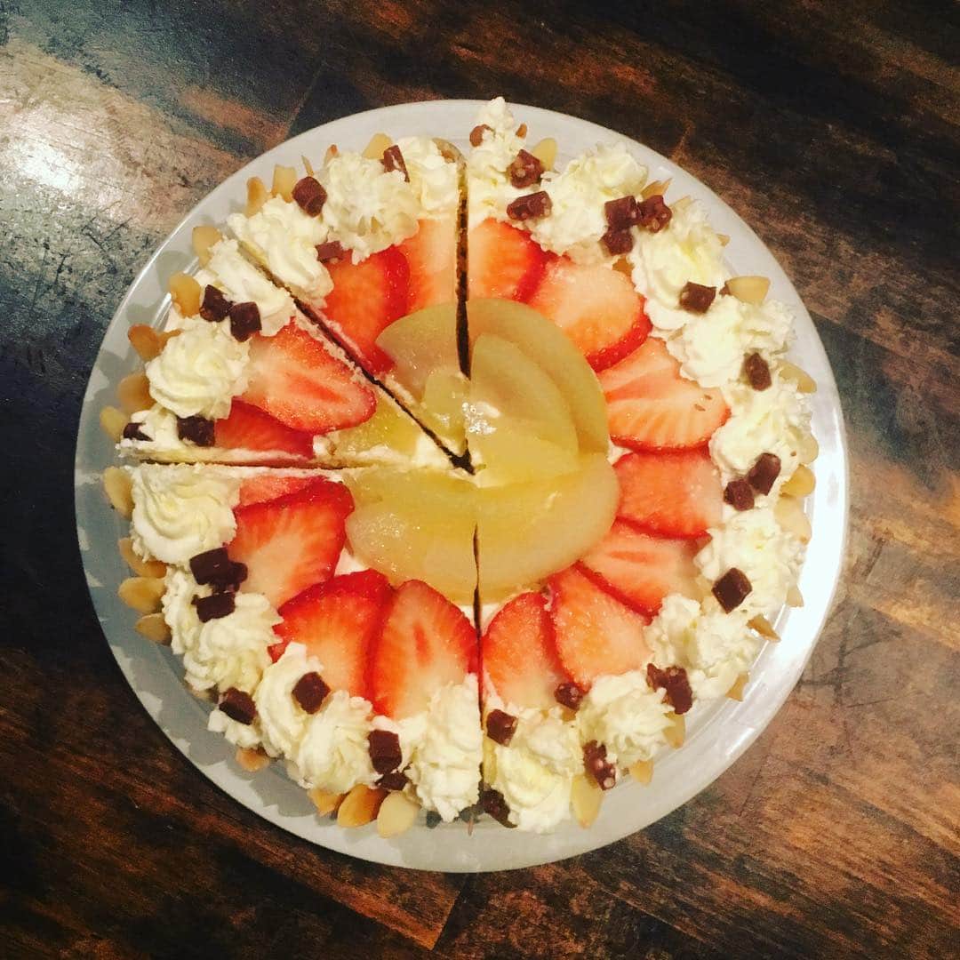 大鋸一正のインスタグラム：「Ｓ平22歳のバースデイケーキを上から（切り分け中）。」
