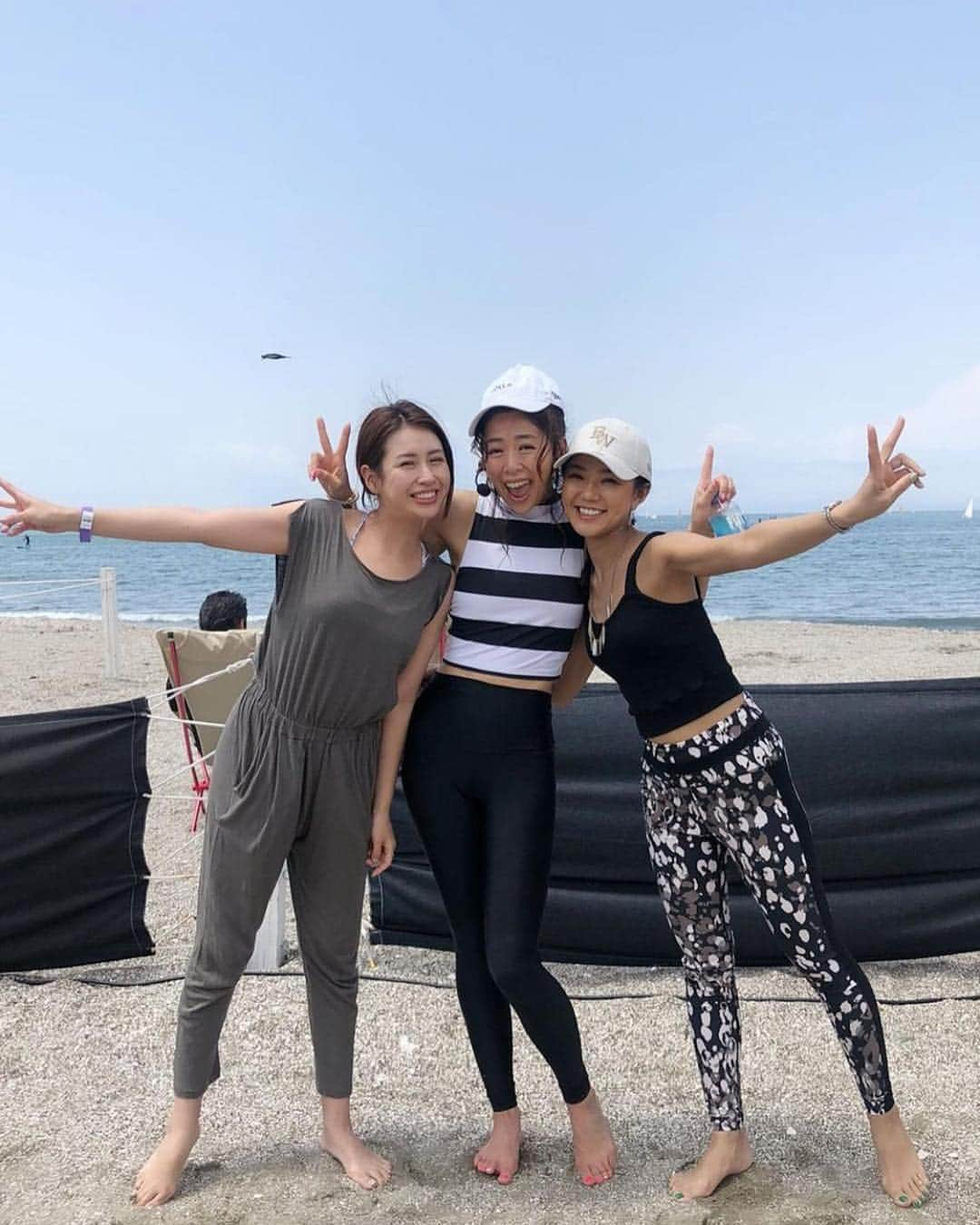 野沢和香さんのインスタグラム写真 - (野沢和香Instagram)「やっと無事に晴れた😭☀️🙏🧘‍♀️ @shonanbeachyoga ！  日にち変更にもかかわらず、参加してくださった沢山の方に感謝しかないです😭🙏！ 令和最初のイベントということで、今日は新しい時代を意識した内容に😊🧘‍♂️ 泣けましたって言ってくれた方の言葉に、、、こちらが泣けました😭🙏 来てくださった事がホンットにありがたいっ‼️ @shonanbeachyoga のスタッフ一同そして、主催の @maimaiichikawa とジーンと話していました🙏  今回はこのGWの天気に、とことん悩まされた分、今日の感動もひとしお！でした🙈 恒例の @amigo.kitchen とのLunchイベントの後には、通り雨に皆で雨宿りしたり、 アットホームないい時間だったなぁ😊🙏 @futabafruits さんのフルーツを使ったご飯も最高でした！🍎 来れなくなってしまった皆様😭🙏本当に申し訳ないです！残念です😭🙏 秋にもそして来年にも海ヨガはきっとあるので、ぜひ！また一緒にヨガしましょう‼️ そしてこのGW中にも！ 3日は @tama_smile の 5日は  @yoga_citta ビーチヨガが9時半からあるので、ぜひぜひ参加してくださーい🙋‍♀️⤴︎」5月3日 0時00分 - wakanozawa