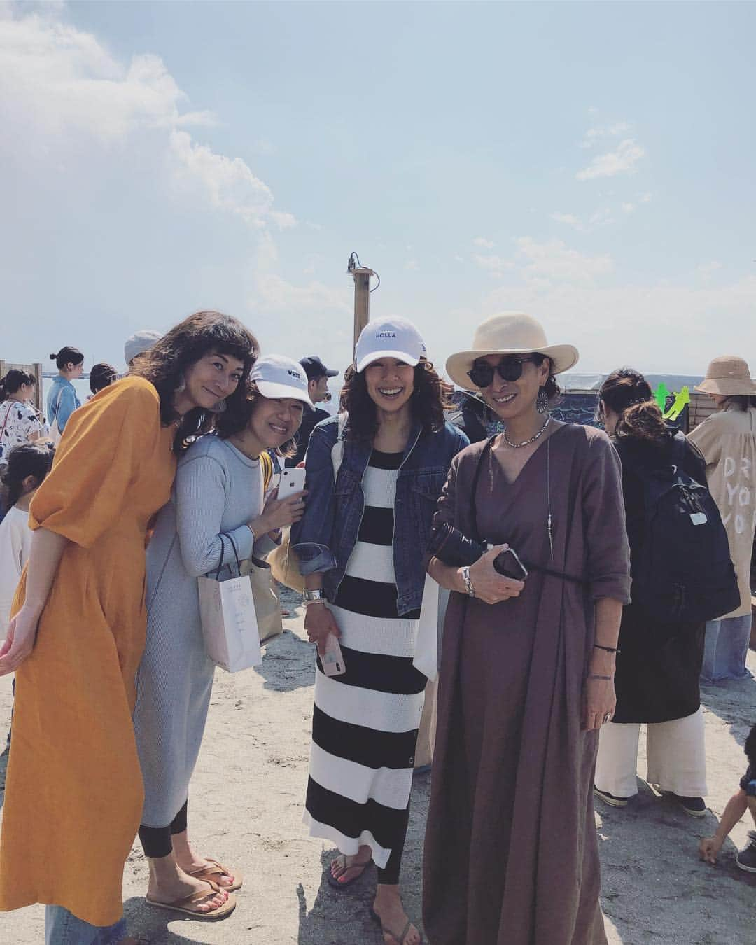 野沢和香さんのインスタグラム写真 - (野沢和香Instagram)「やっと無事に晴れた😭☀️🙏🧘‍♀️ @shonanbeachyoga ！  日にち変更にもかかわらず、参加してくださった沢山の方に感謝しかないです😭🙏！ 令和最初のイベントということで、今日は新しい時代を意識した内容に😊🧘‍♂️ 泣けましたって言ってくれた方の言葉に、、、こちらが泣けました😭🙏 来てくださった事がホンットにありがたいっ‼️ @shonanbeachyoga のスタッフ一同そして、主催の @maimaiichikawa とジーンと話していました🙏  今回はこのGWの天気に、とことん悩まされた分、今日の感動もひとしお！でした🙈 恒例の @amigo.kitchen とのLunchイベントの後には、通り雨に皆で雨宿りしたり、 アットホームないい時間だったなぁ😊🙏 @futabafruits さんのフルーツを使ったご飯も最高でした！🍎 来れなくなってしまった皆様😭🙏本当に申し訳ないです！残念です😭🙏 秋にもそして来年にも海ヨガはきっとあるので、ぜひ！また一緒にヨガしましょう‼️ そしてこのGW中にも！ 3日は @tama_smile の 5日は  @yoga_citta ビーチヨガが9時半からあるので、ぜひぜひ参加してくださーい🙋‍♀️⤴︎」5月3日 0時00分 - wakanozawa