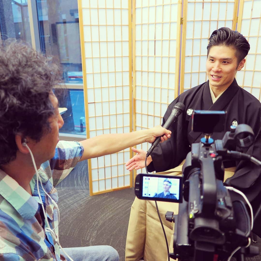 梅川壱ノ介（舞踊家）のインスタグラム：「【JAPAN FOUNDATION】  ロスのジャパンファンデーションでのイベントで現地の取材を受けたときの１コマ。この日も玉三郎先生から頂いた袴を履いてます。  たくさんアップしたいことがあるので少しずつアップしていきます✨✨✨ 皆さま、素敵なゴールデンウィークをお過ごし下さいませー。  #梅川壱ノ介 #日本舞踊 #ジャパンファンデーション #ロサンゼルス #取材」