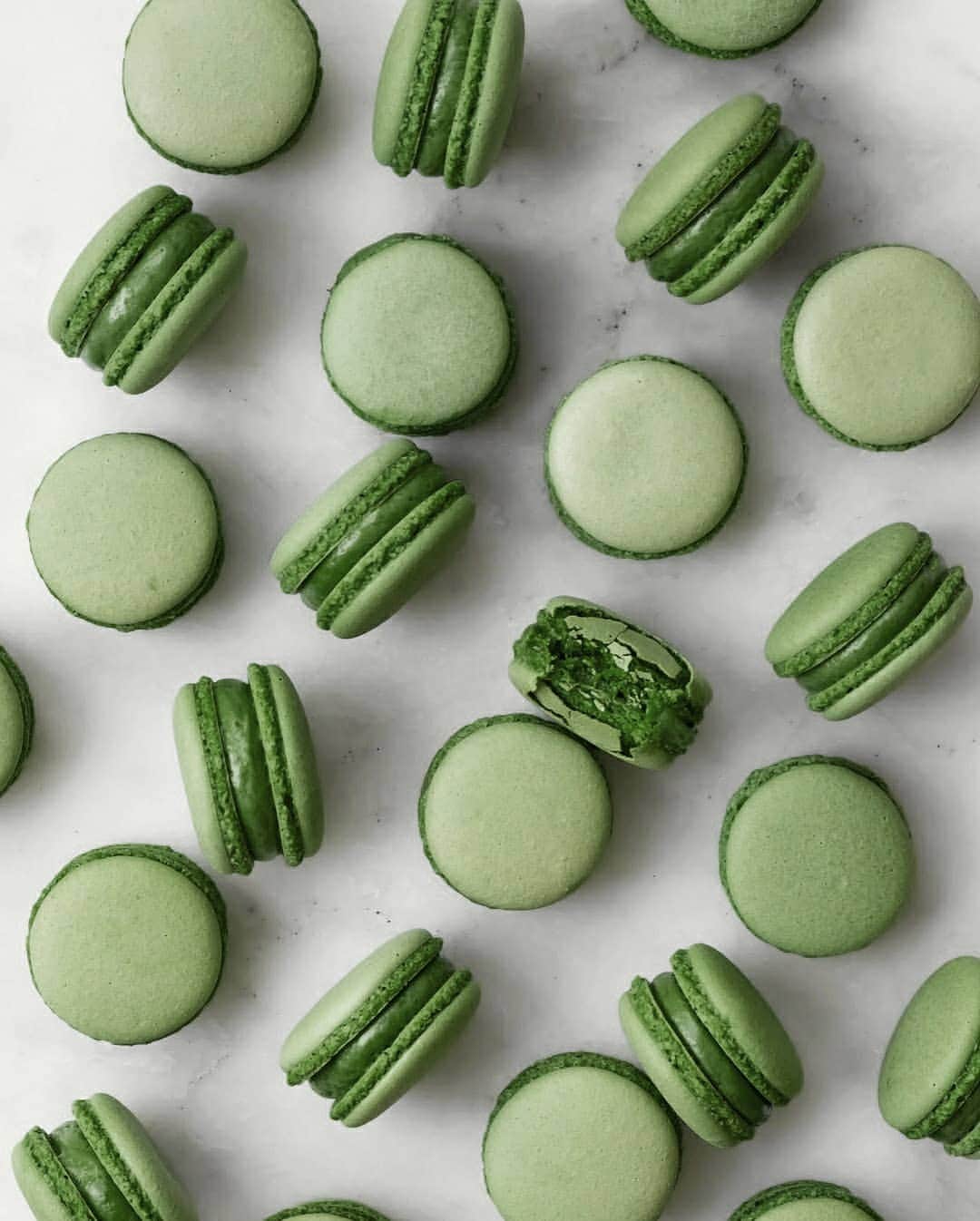 Matchæologist®さんのインスタグラム写真 - (Matchæologist®Instagram)「😍 Oh my #Matcha! Tag your #MatchaBesties who need these mouthwatering Matcha Macarons in their life! 💚 We’re in Matcha #Macaron heaven over here 🙏 Macarons make the perfect treat, and they’re even better when you add the delicious flavour and colour of matcha 😇 (📷: @_eddy_wang_) . Fancy making your own #MatchaMacarons at home?! 🍃 Our Midori™ is a matcha of choice for leading chefs, baristas, pâtissiers, and chocolatiers. It showcases a vibrant green colour, a mellow umami, and imparts a harmonious suite of well-rounded ‘matcha’ flavours to your recipes. It is ideal for use in drink and dessert recipes such as these delicious macarons 🍵 . 👉Click the link in our bio @Matchaeologist for premium-quality matcha 🙏 . Matchæologist® #Matchaeologist Matchaeologist.com」5月3日 0時00分 - matchaeologist