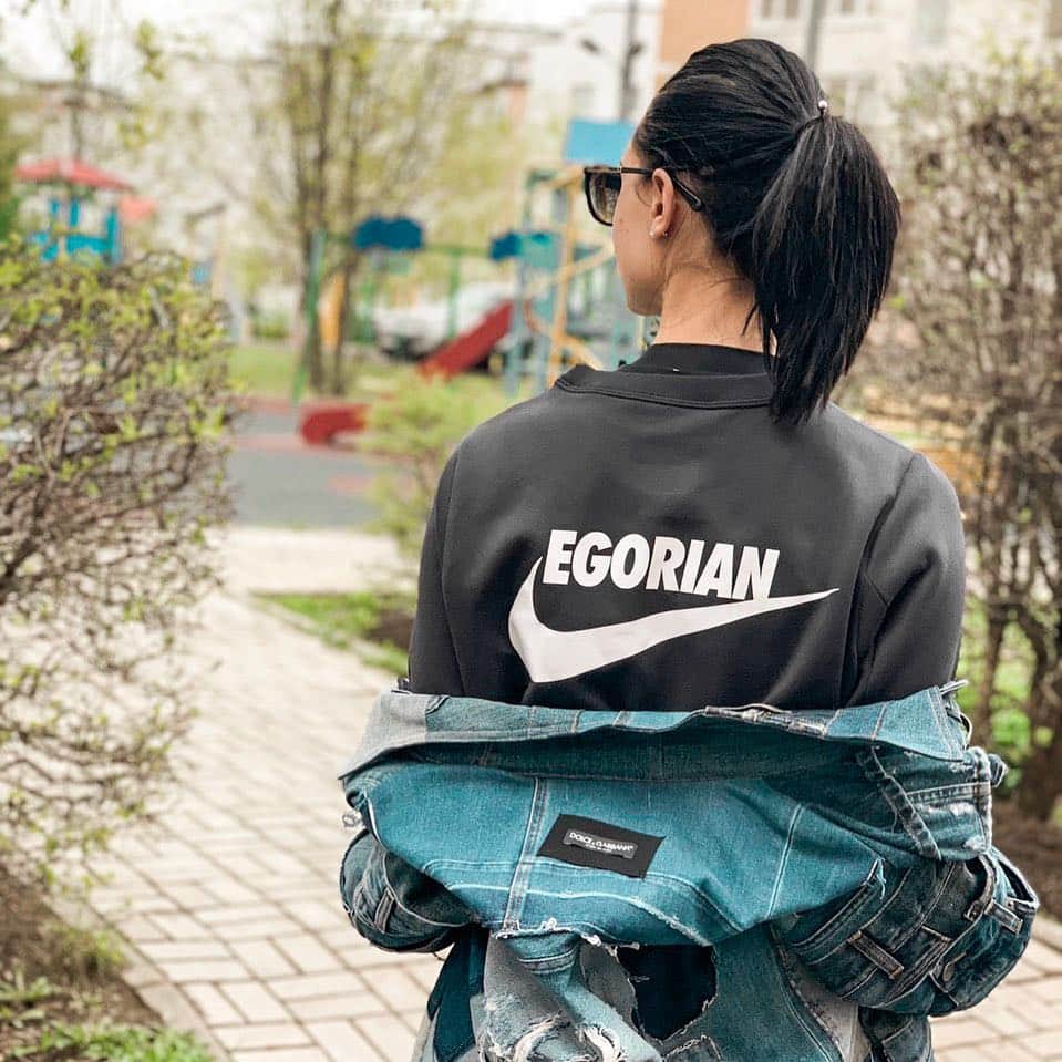 ヤナ・イグリアンのインスタグラム：「Дарю Женскую спортивную одежду от NIKE 🎁 ⠀ Я смотрю вам очень нравятся мои конкурсы😻 Поэтому я решила почаще вас радовать подарочками! ⠀ Большая часть моих подписчиков - это прекрасные девушки, которые ухаживают за собой! И сегодня я разыгрываю комплект женской спортивной одежды моего любимого бренда - NIKE❤️ ⠀ Условия те же👇 ⠀ 🎁Быть подписанным на меня 🎁Поставить этому посту❤️ 🎁Написать в комментариях «хочу подарить nike @здесь указываете кому» (количество комментариев не ограничено) ⠀ А если выложите скрин моей страницы у себя в профиле и отметите меня, вас ждёт особенный сюрприз😻 ⠀ При не выполнении условий,победитель переигрывается, победителя будет выбирать генератор! ⠀ P.S. Мужчины тоже могут учавствовать! Выигрыш подарите маме/сестре/девушке, подруге) Всем удачи! 😻 ⠀ Победитель будет выбран в любой момент!)」