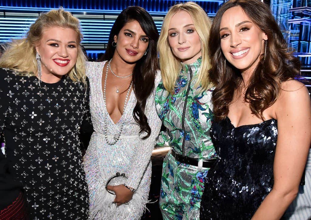 People Magazineさんのインスタグラム写真 - (People MagazineInstagram)「The Jonas sisters stunned as they reunited for an epic Jonas Brothers performance at the #BBMAs, and they happened to snap a sweet photo with the host herself, Kelly Clarkson! 💕 | 📷: Jeff Kravitz/FilmMagic」5月3日 0時05分 - people